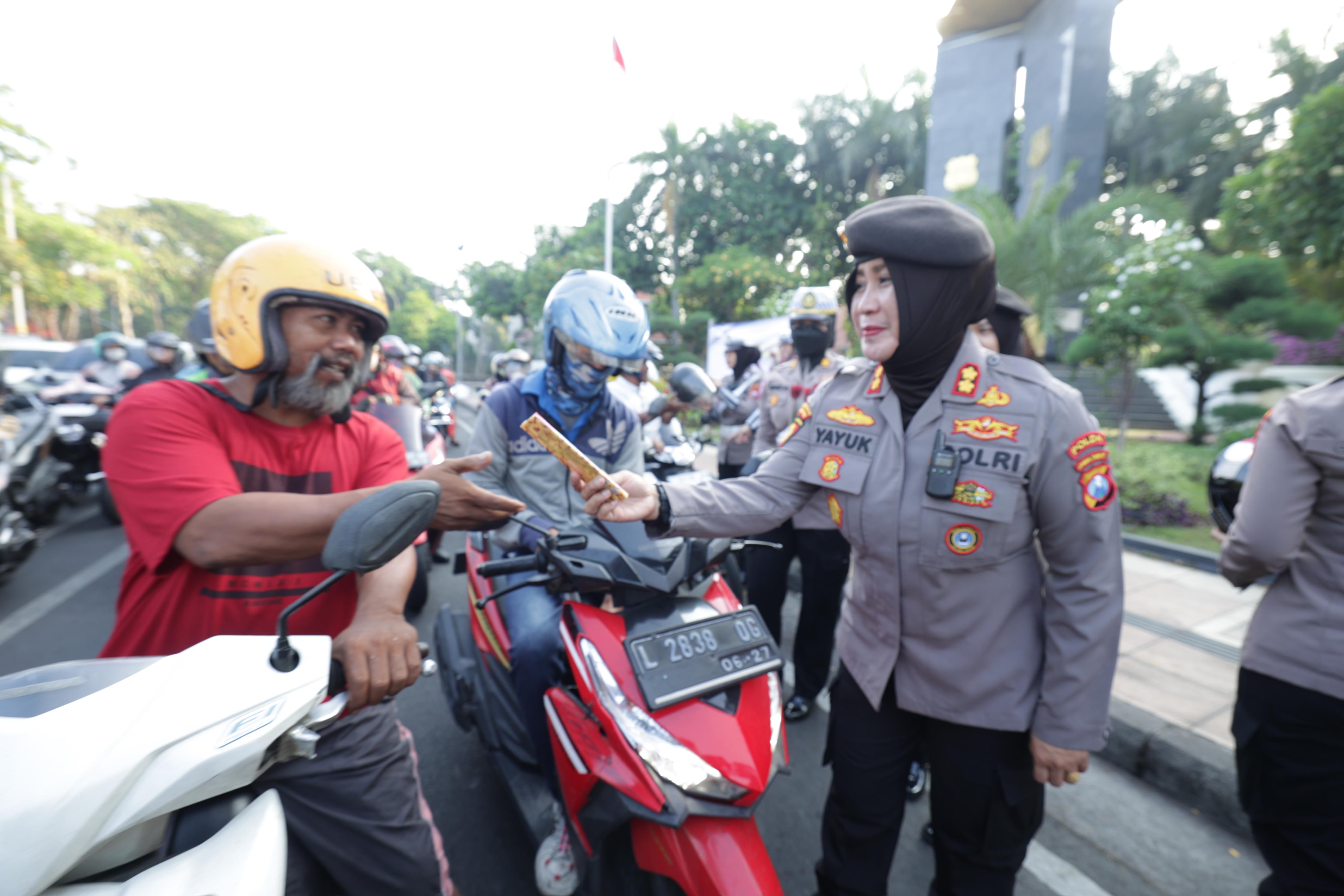 Pakor Polwan Polda Jatim, AKBP Yayuk Sri Wahyuningtyas bagi coklat