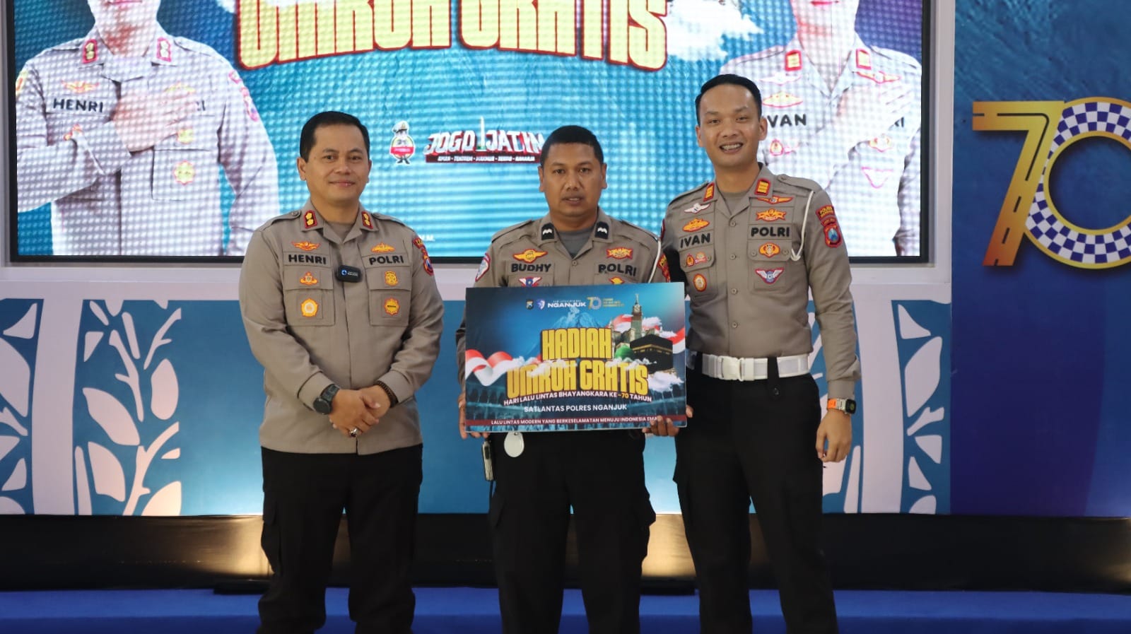 Kapolres Nganjuk AKBP Henri Noveri Santoso beri hadiah umroh ke anggota satlantas berprestasi