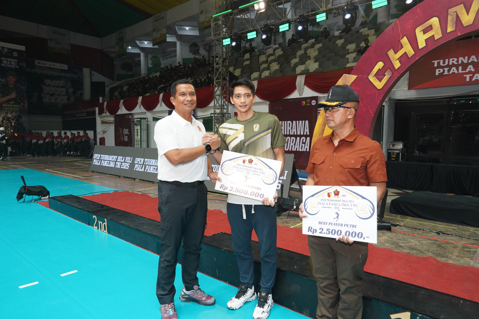 Danrem 084/BJ Brigjen TNI Danny Alkadrie serahkan piala pemain terbaik di final Bola Voli Piala Panglima TNI