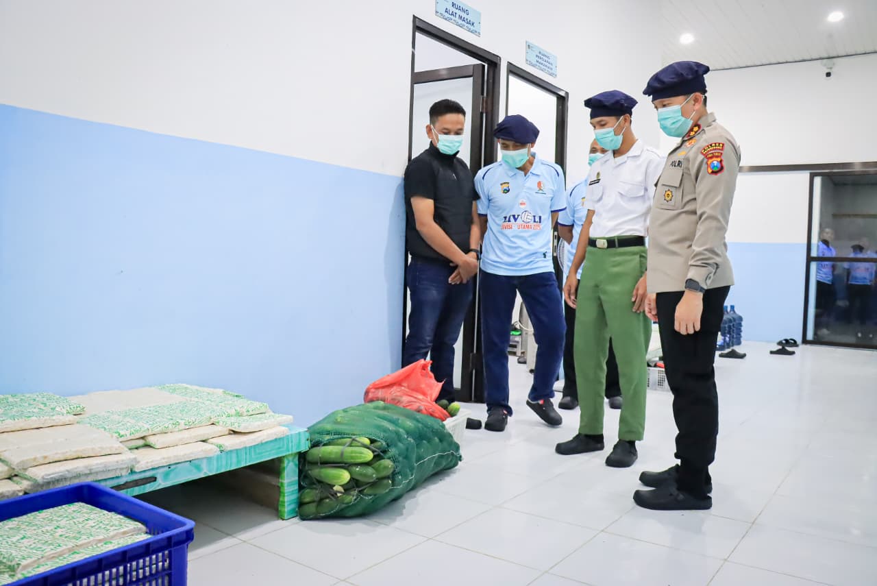 Kapolres Bojonegoro AKBP Afrian Satya Permadi cek kualitas MBG