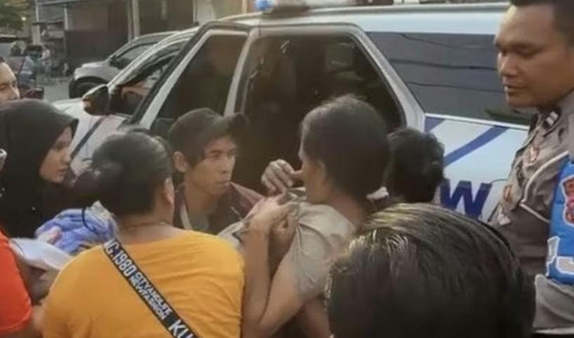Patwal Ditlantas Polda Jatim tolong ibu melahirkan di jalan