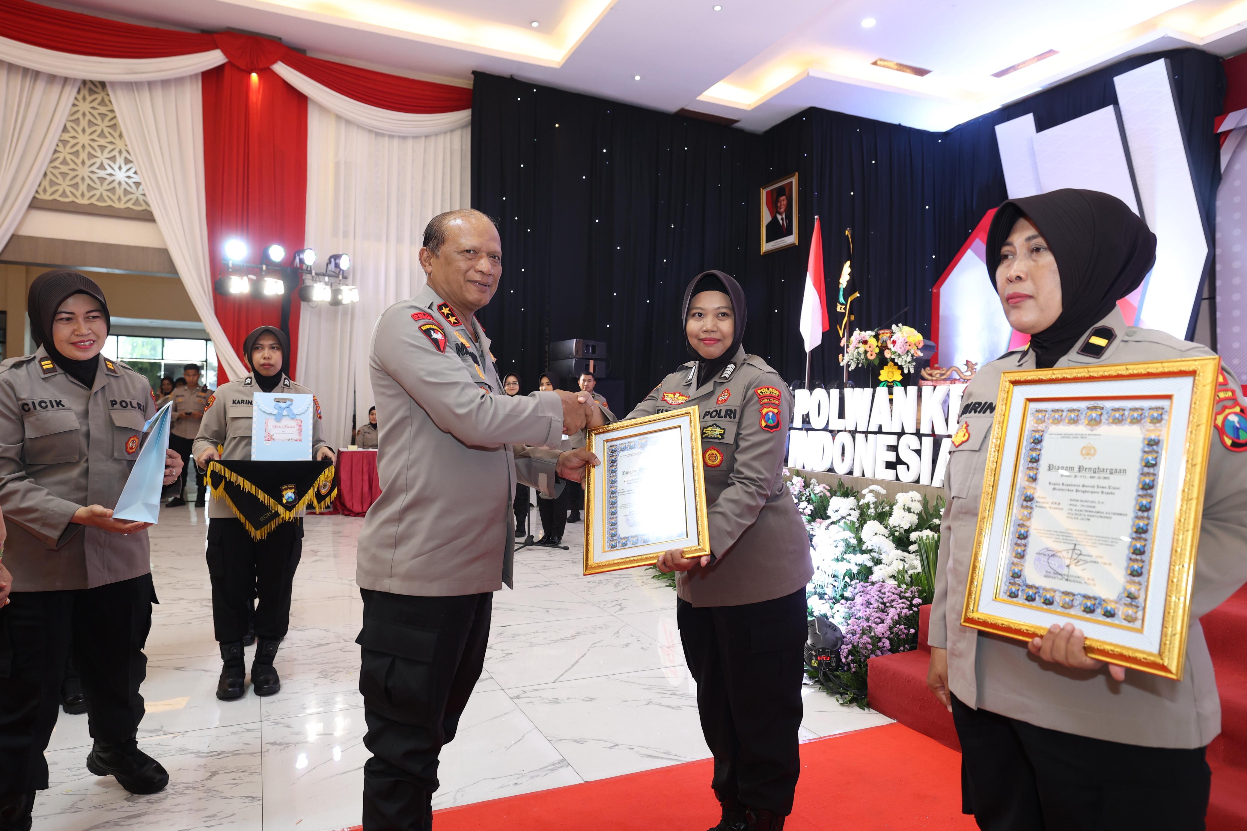 Kapolda Jatim Irjen Pol Drs. Nanang Avianto beri penghargaan Polwan Polda Jatim