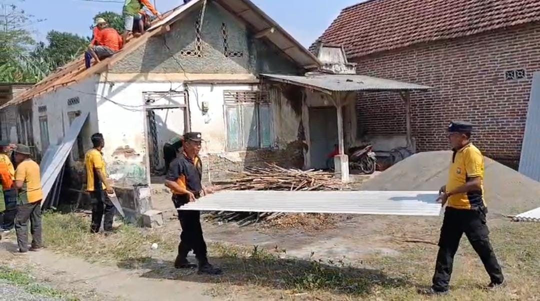 Polisi bersama masyarakat lakukan bedah rumah warga Banjarsari