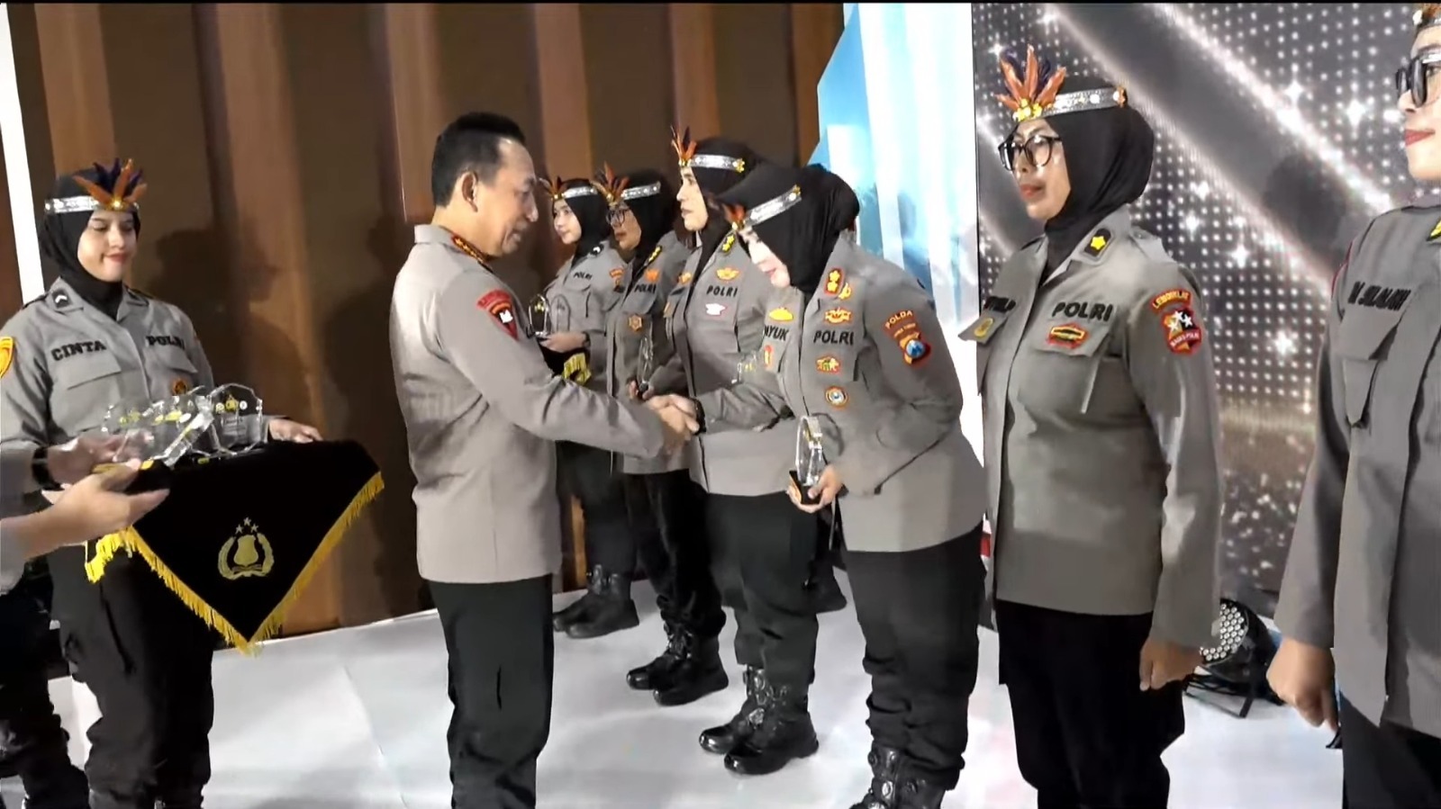 Kapolri Jenderal Listyo Sigit Prabowo serahkan penghargaan ke Pakor Polwan Polda Jawa Timur, AKBP Yayuk Sri Wahyuningtias