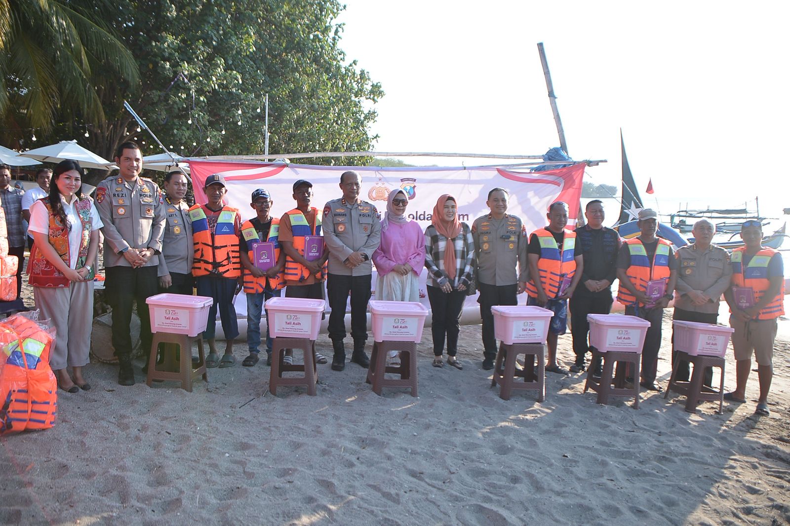 Kapolda Jatim Irjen Pol Drs. Nanang Avianto kunjungi nelayan di Pantai Pasir Putih Situbondo