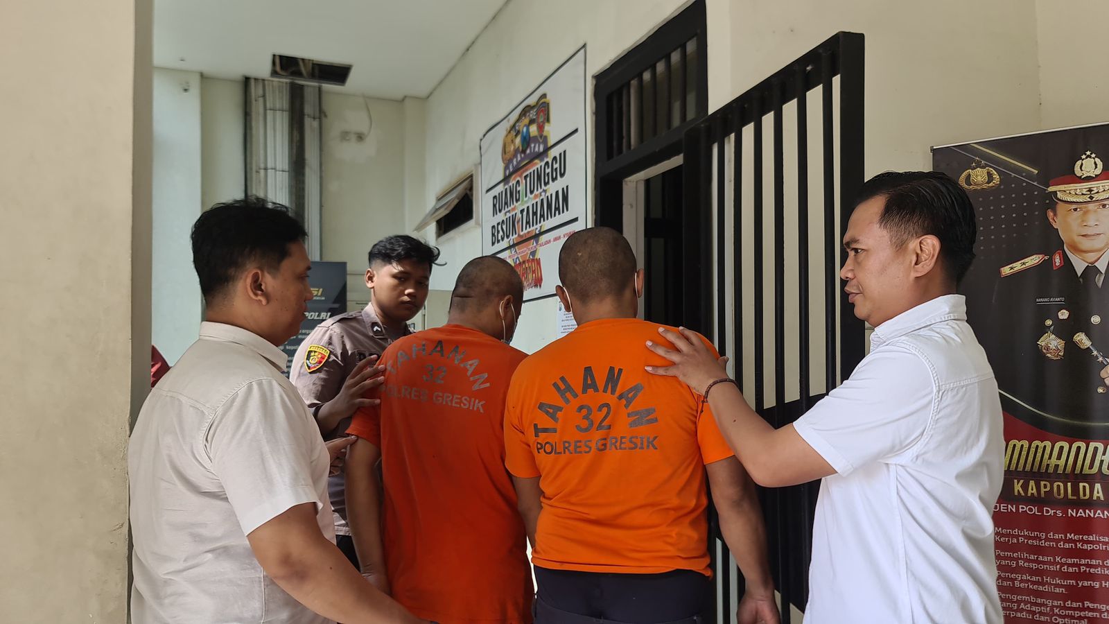 Tersangka diamankan Polisi bersama barang buktinya