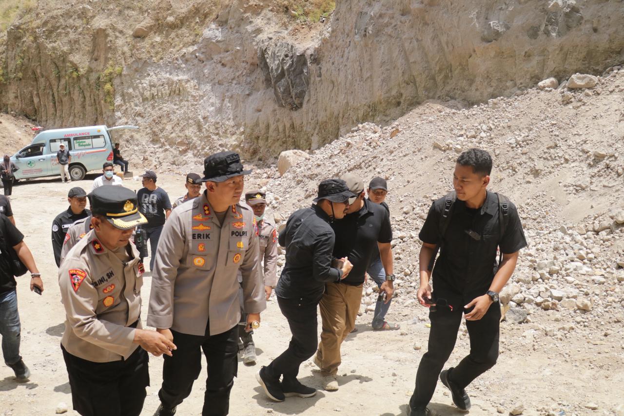 Kapolres Magetan AKBP Raden Erik Bangun Prakasa tinjau lokasi longsor