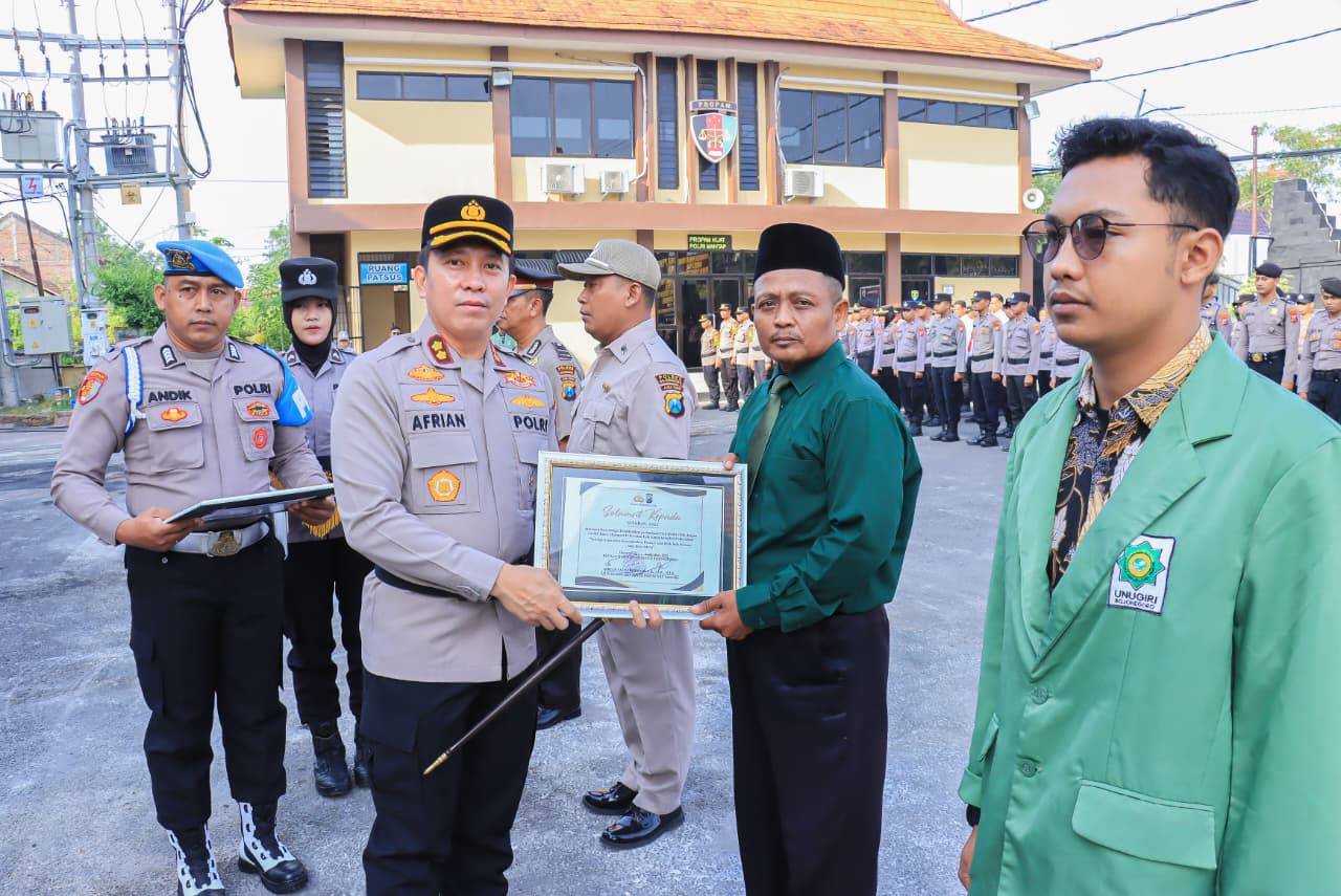 Kapolres Bojonegoro AKBP Afrian Satya Permadi Beri Penghargaan Warga Berprestasi
