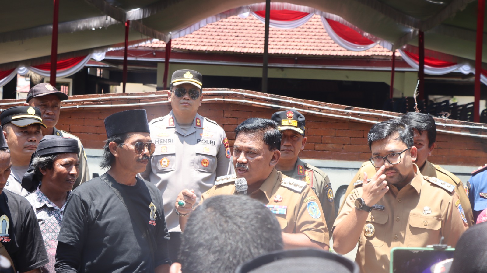 Kapolres Nganjuk AKBP Henri Noveri Santoso ikut amankan aksi damai di DPRD