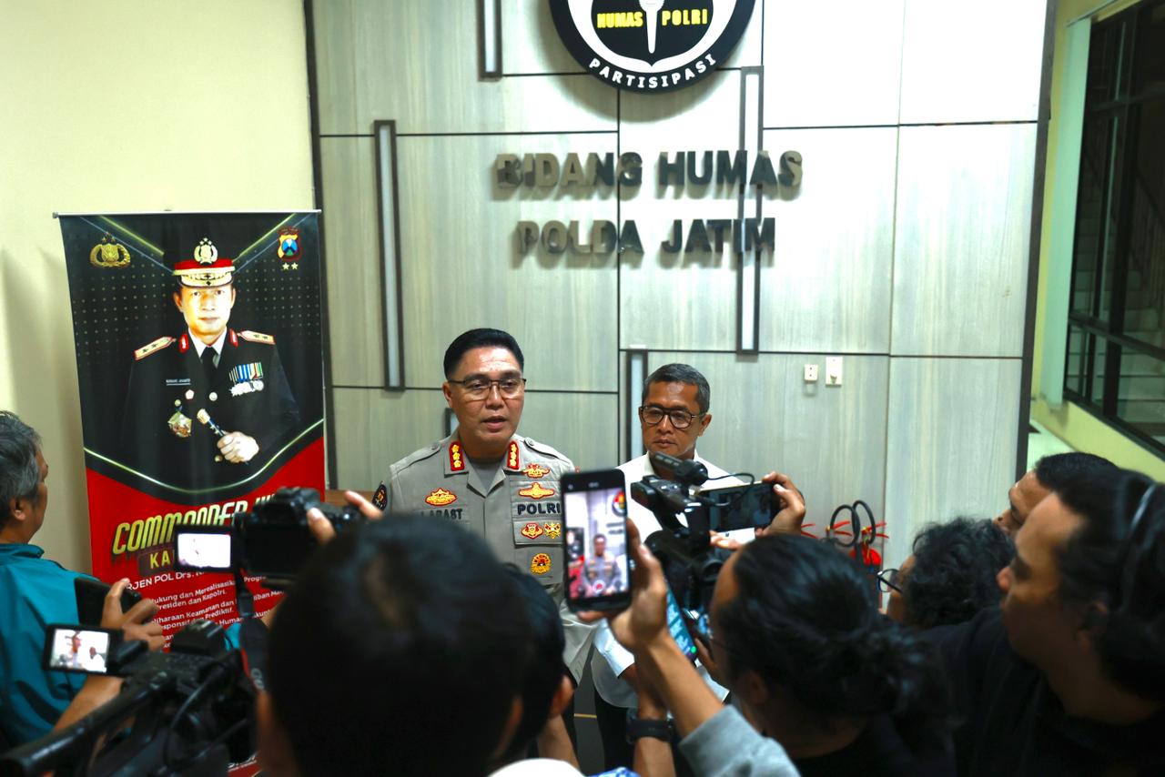 Kabid Humas Polda Jatim Kombespol Jules Abraham Abast beri keterangan