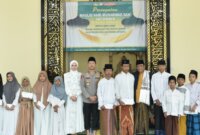 Wakapolres Gresik Kompol Danu Anindhito Kuncoro Putro bersama yatim piatu