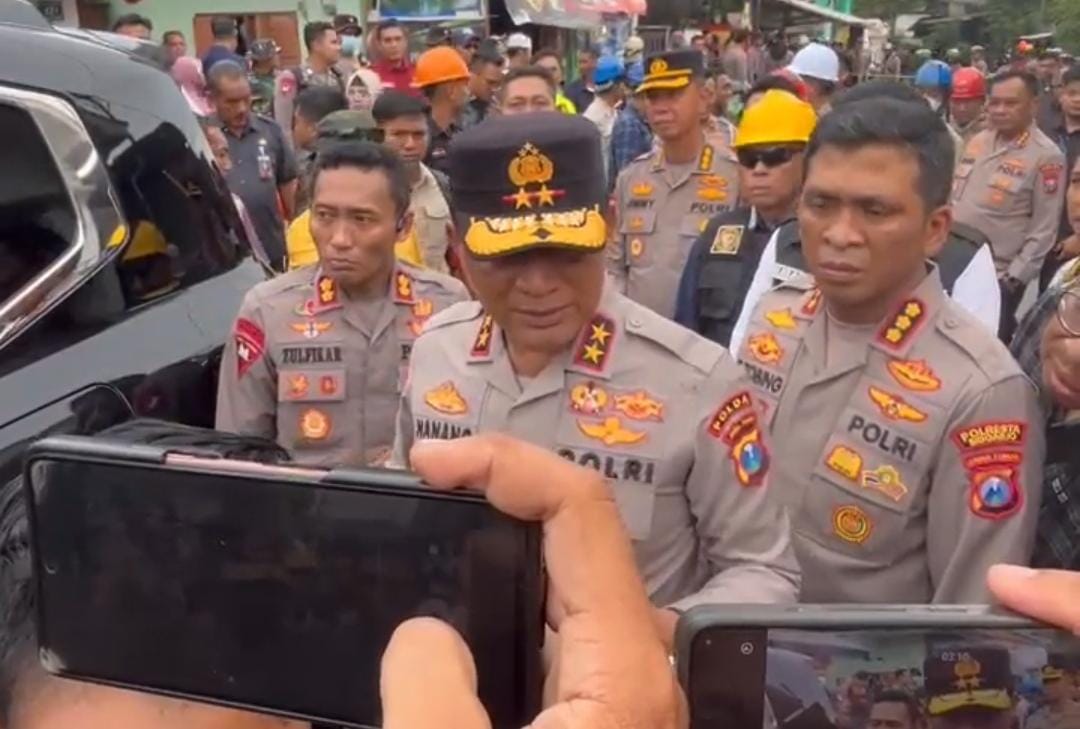 Kapolda Jatim Irjen Pol Drs. Nanang Avianto didampingi Kapolresta Sidoarjo tinjau Ponpes Al-Khoziny