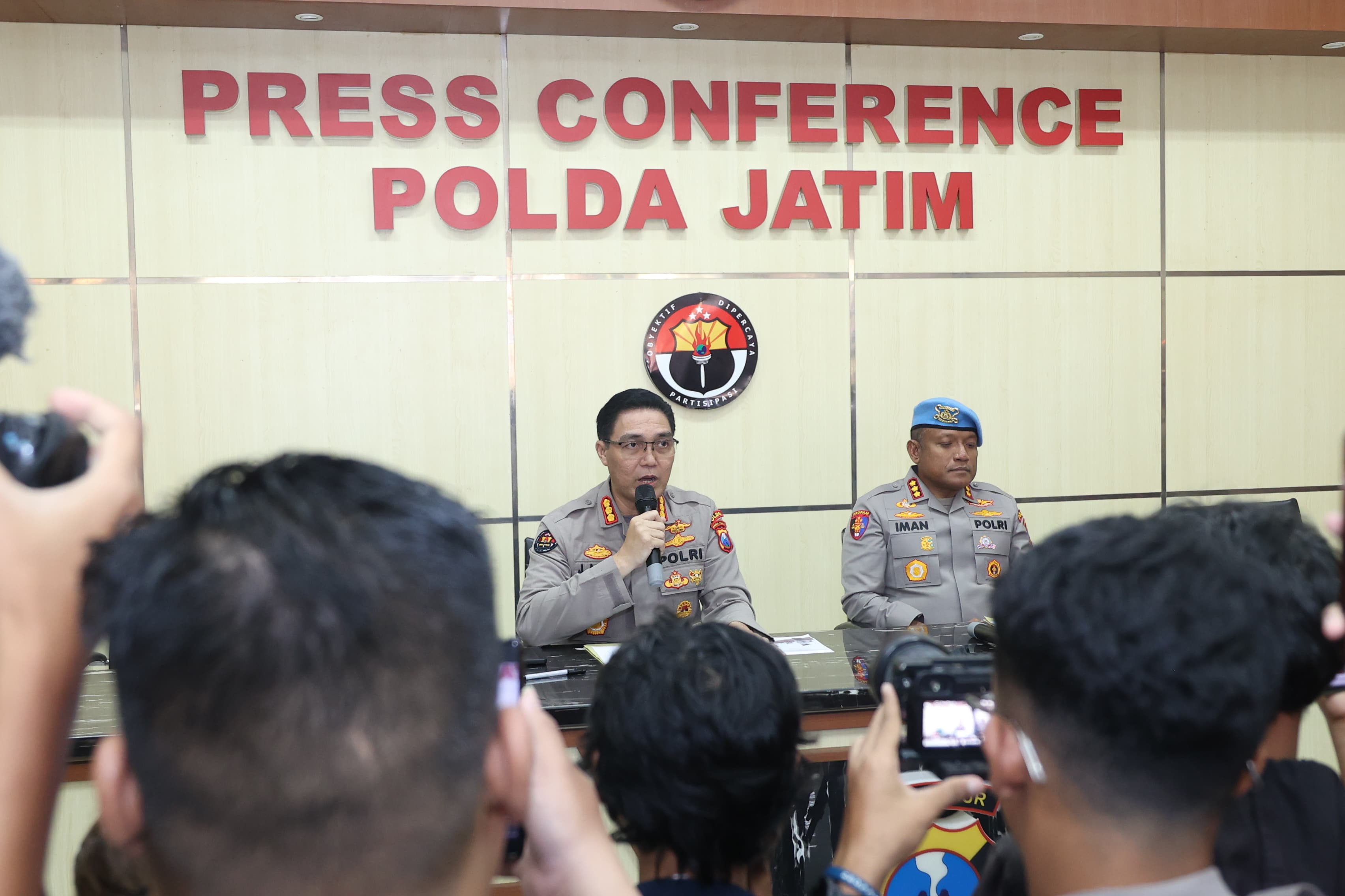 Kabid Humas Polda Jatim Kombespol Jules Abraham Abast didampingi Kabidpropam Polda Jatim Kombespol Iman Setiawan