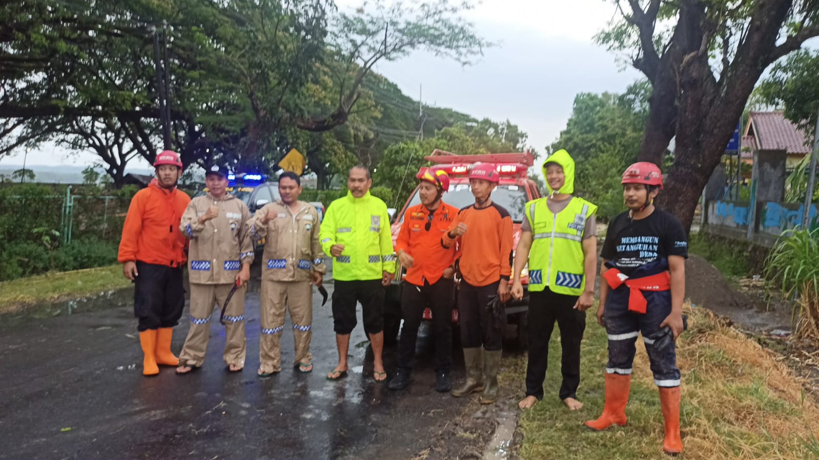 Polisi bersama TNI dan BPBD evakuasi pohon tumbang