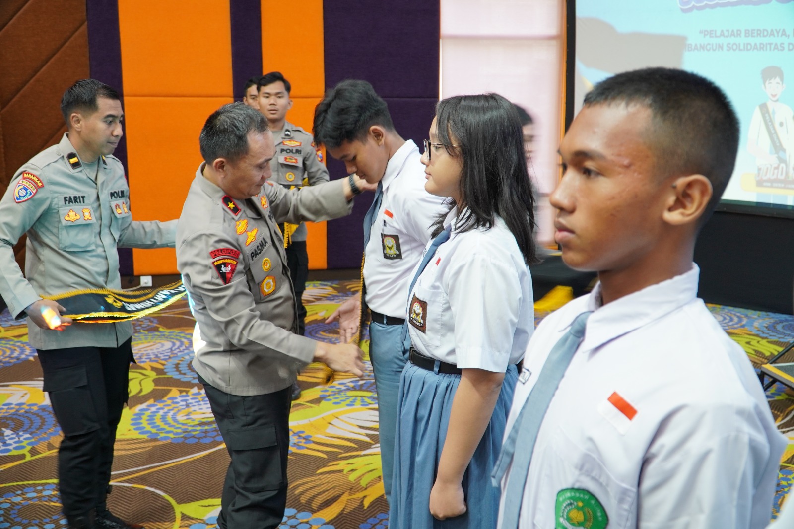 Wakapolda Jatim Brigjen Pol Pasma Royce berikan selempang ke Pelajar Duta Kamtibmas