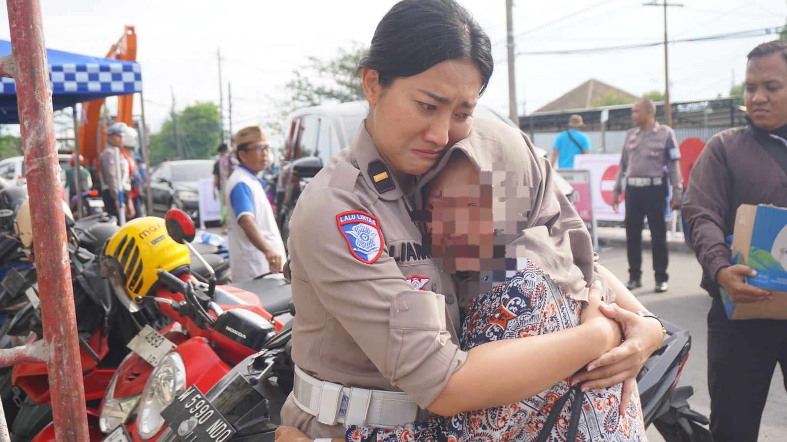 Polwan Polresta Sidoarjo bersama keluarga korban reruntuhan Ponpes Al-Khoziny