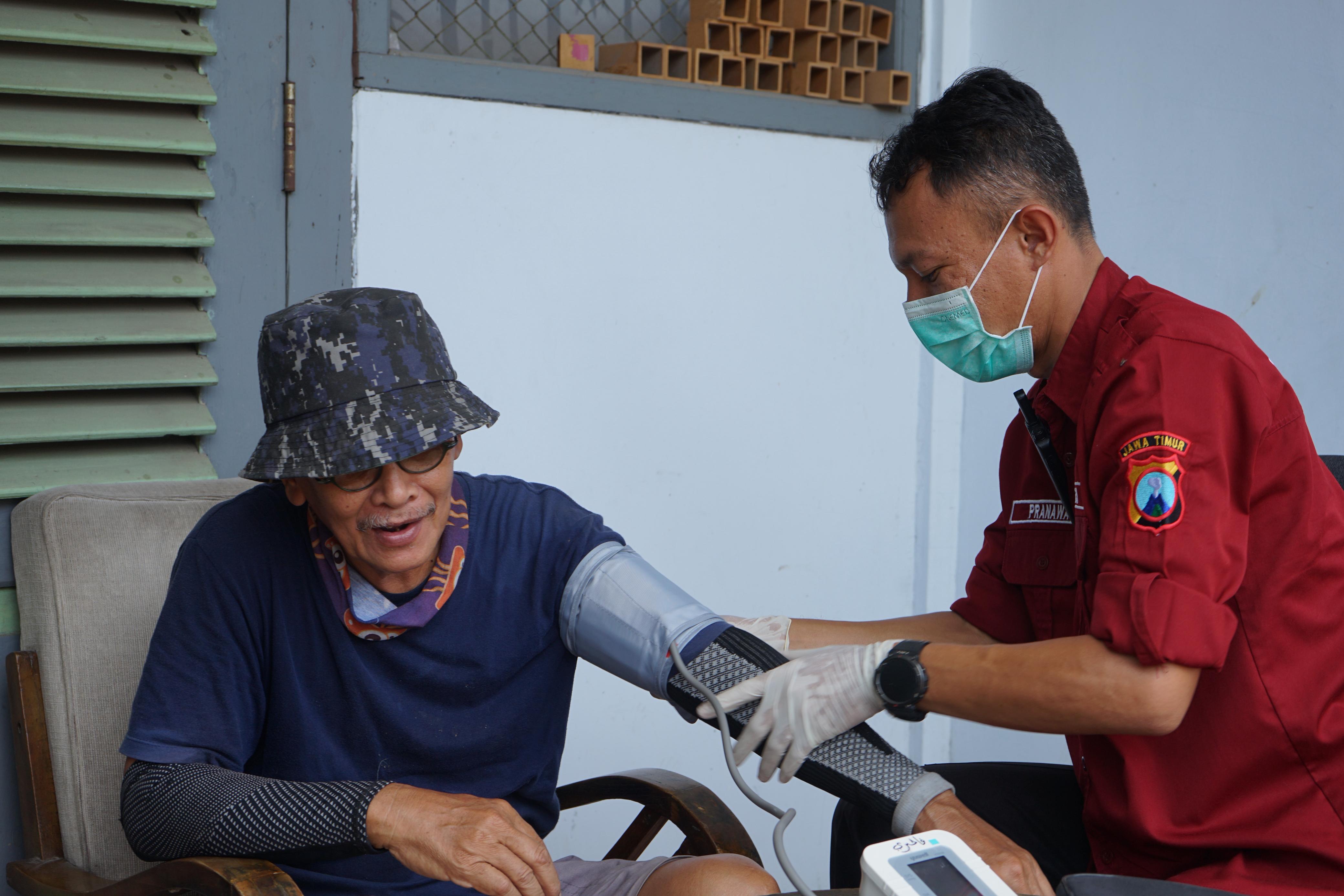 Satbrimob Polda Jatim beri layanan kesehatan gratis