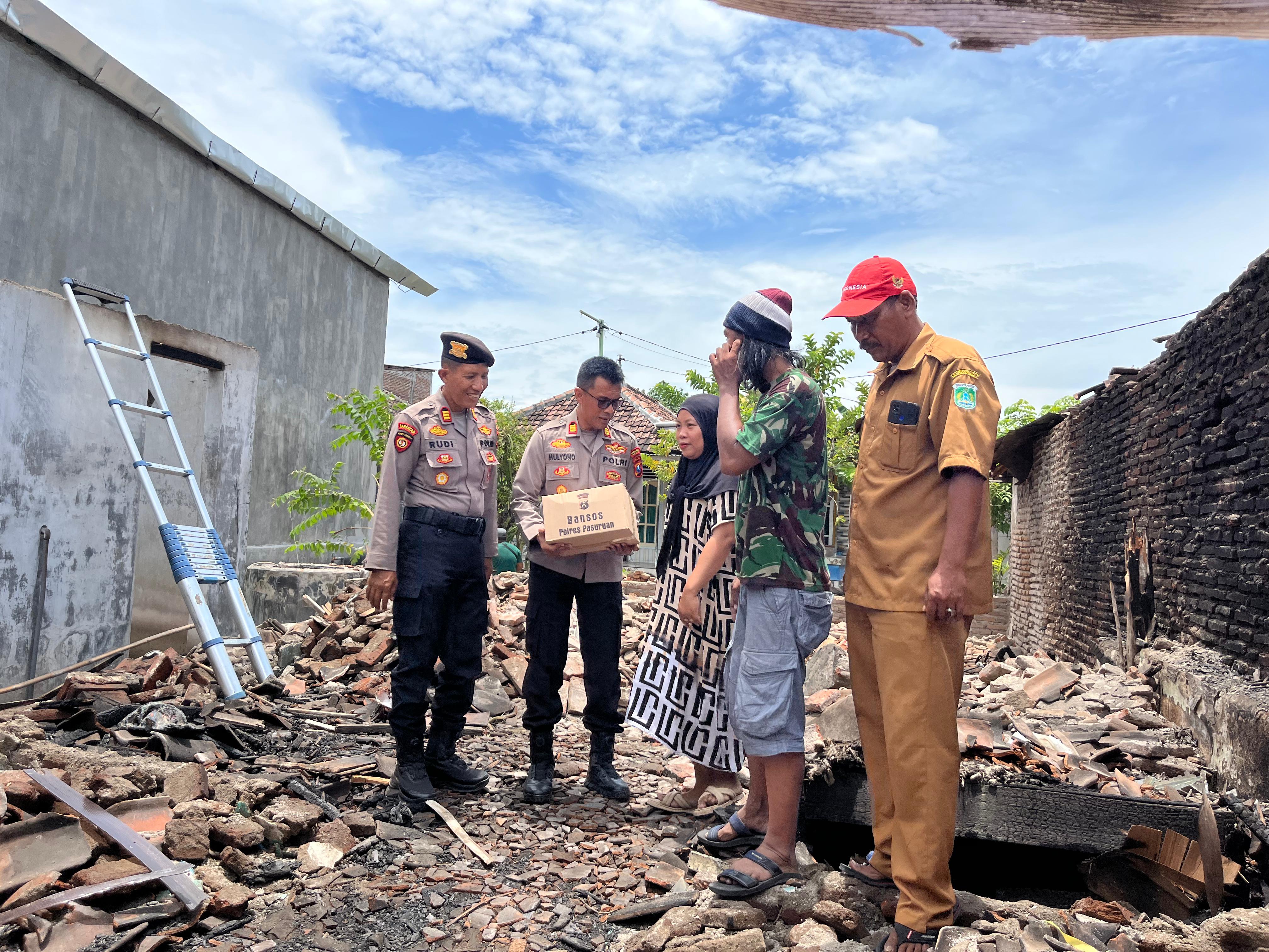 Polres Pasuruan beri bantuan ke korban kebakaran rumah