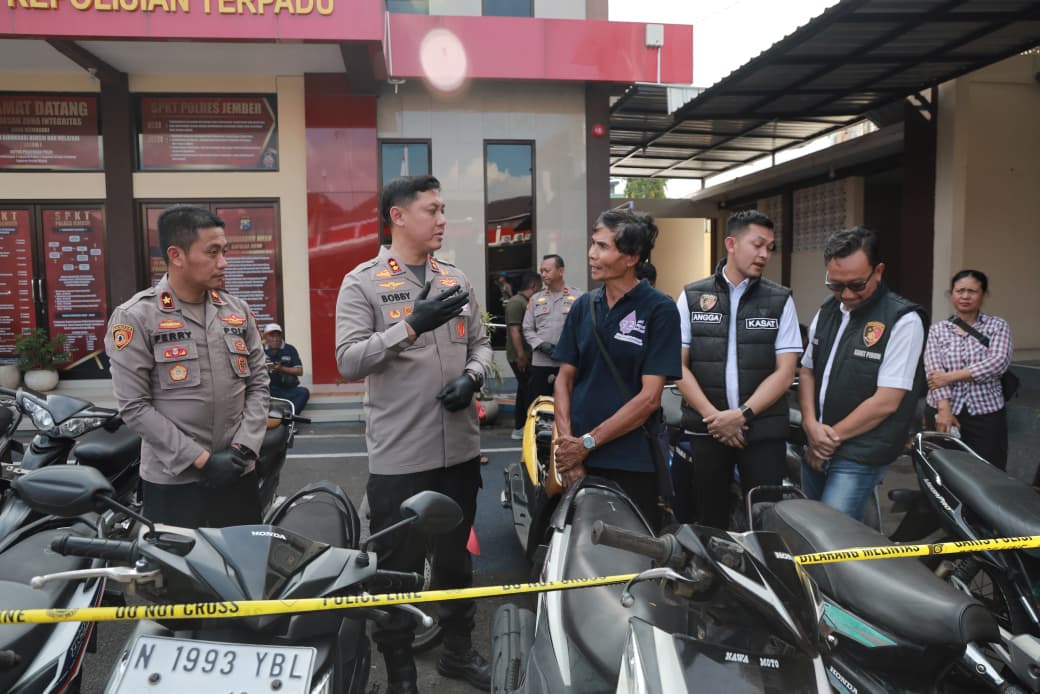 Kapolres Jember AKBP Bobby A. Condroputra saat cek barang buktinya