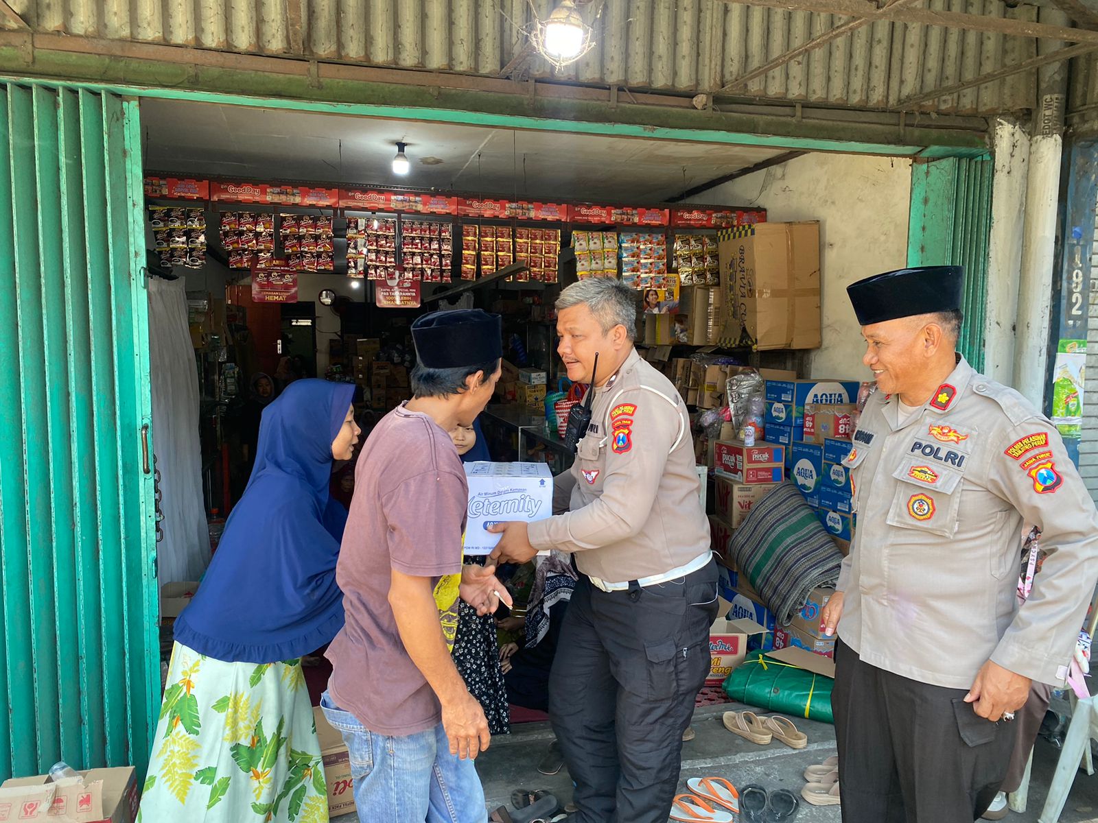 Polres Pelabuhan Tanjung Perak takziah ke rumah 2 santri korban bangunan roboh di Ponpes Al-Khoziny