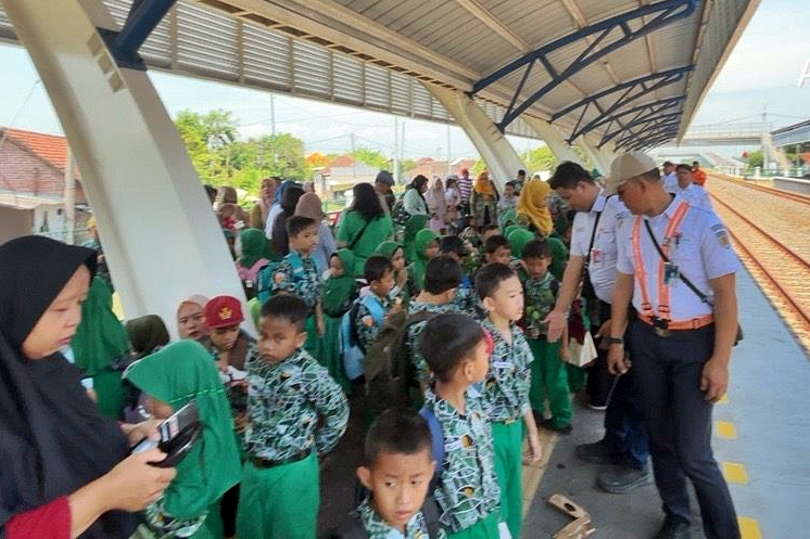 KAI Commuter hadirkan 1717 siswa kegiatan C-Taditur edukasi perkeretaapian