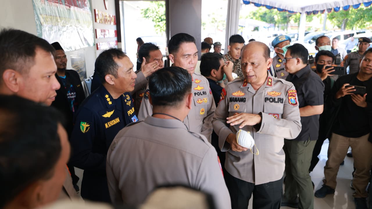 Kapolda Jatim Irjen Pol Drs. Nanang Avianto cek proses identifikasi korban reruntuhan di Ponpes Al-Khoziny 