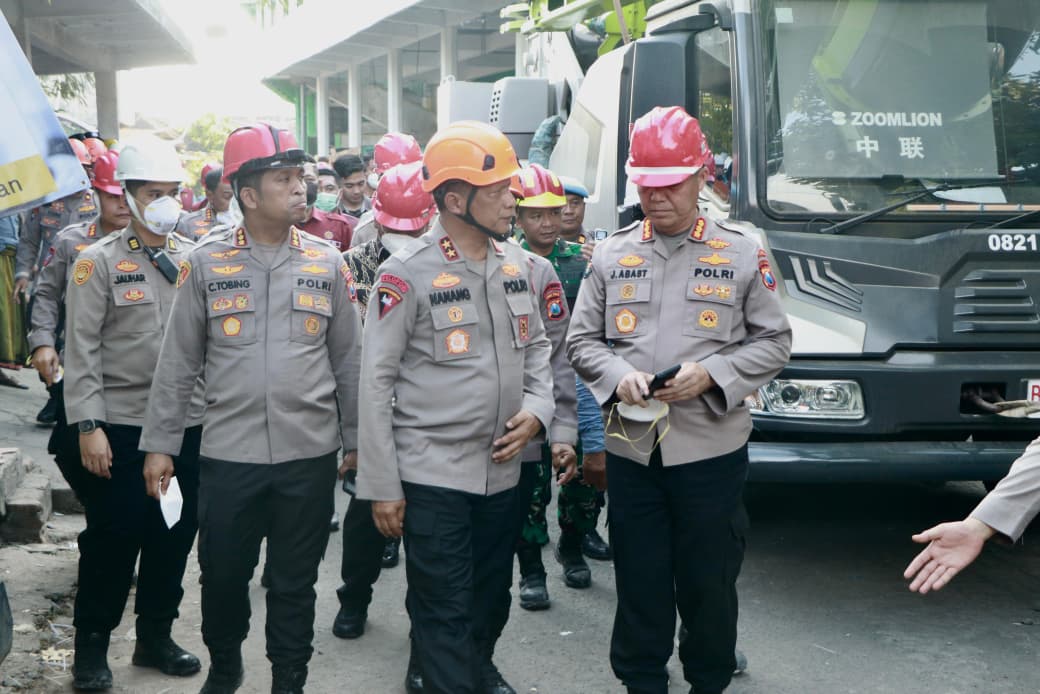 Kapolda Jatim Irjen Pol Drs. Nanang Avianto cek evakuasi korban di Ponpes Al-Khoziny