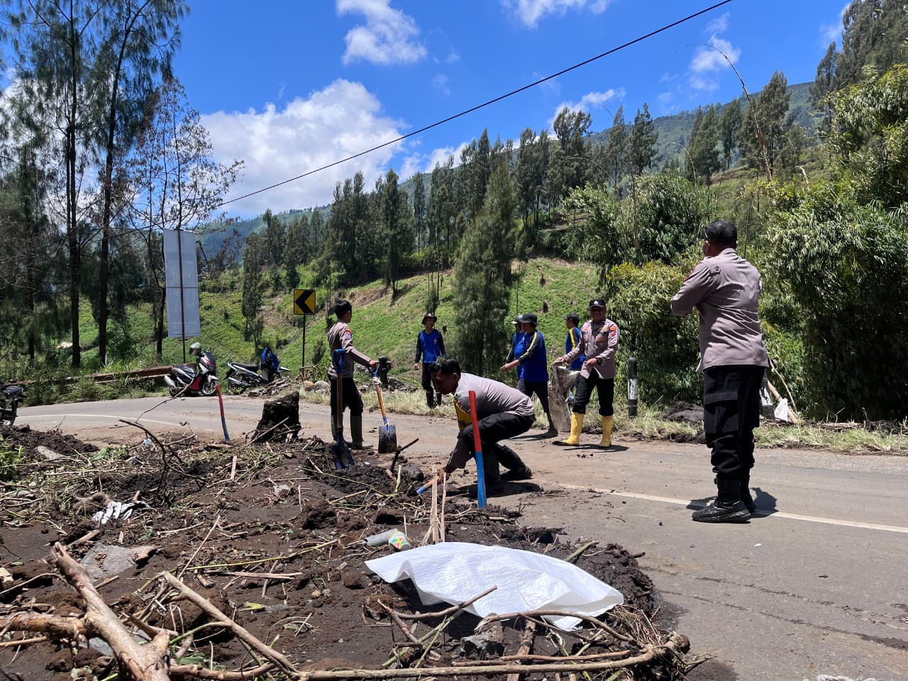 Polsek Sukapura bersama warga bersihkan sisa tanah longsor