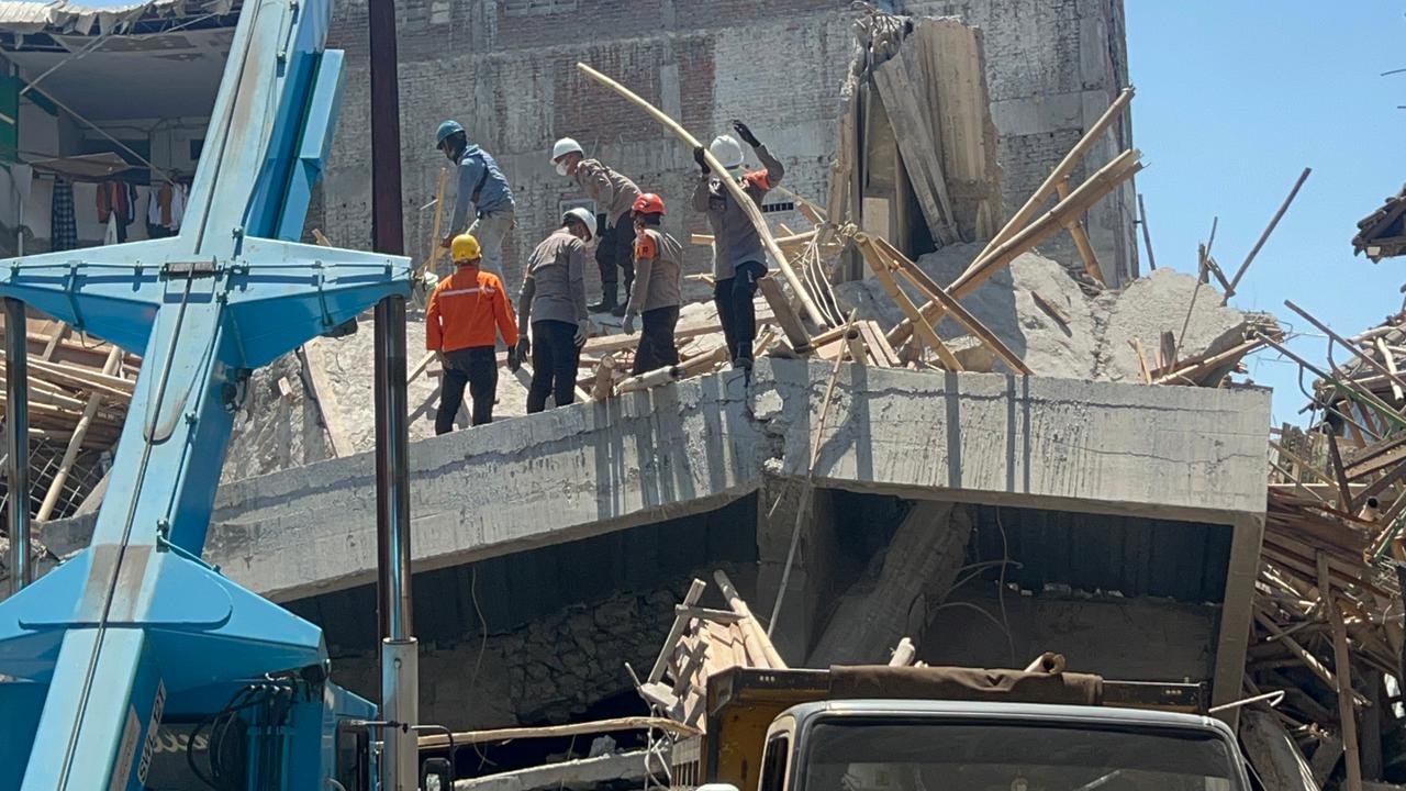 Polresta Sidoarjo lakukan pengamanan saat proses evakuasi di Ponpes Al-Khoziny