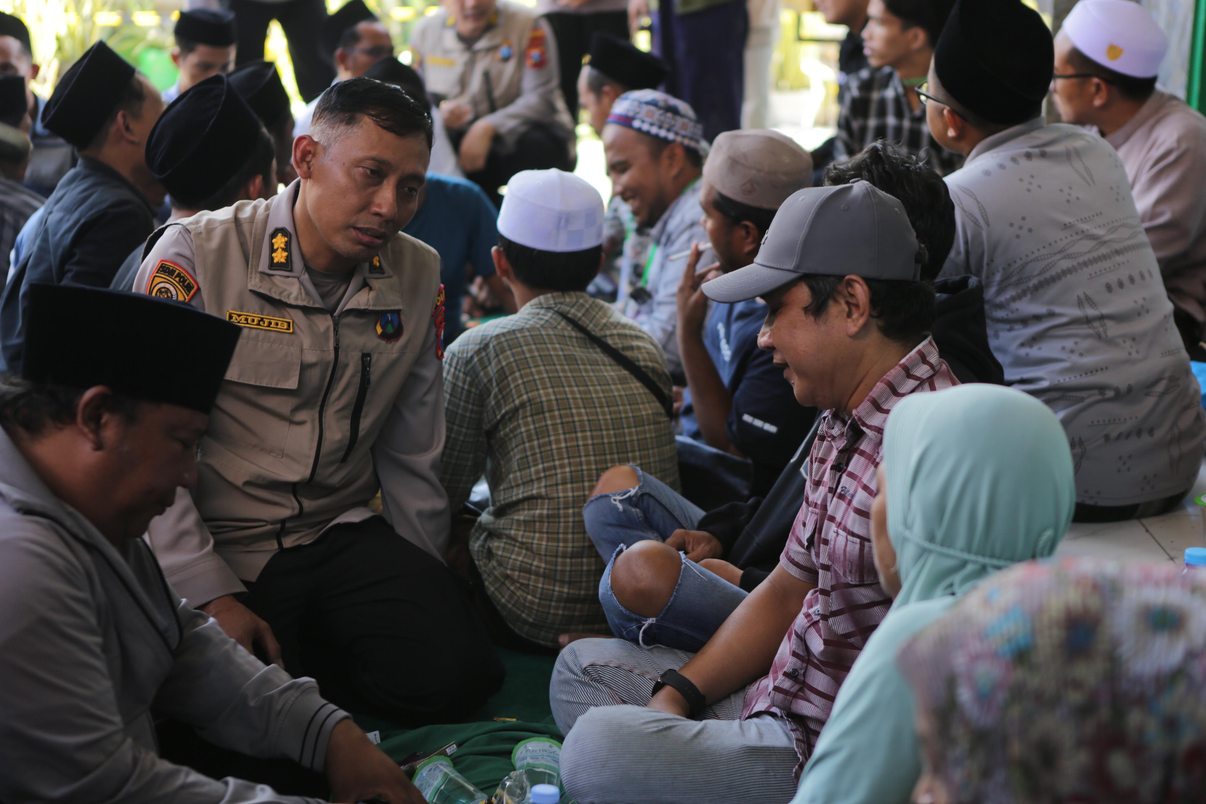Psikologi Polda Jatim lakukan trauma healing korban runtuhan bangunan Ponpes Al-Khoziny