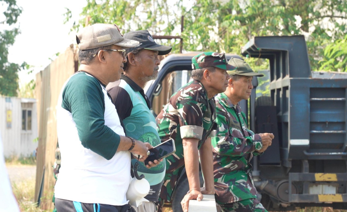 Korem 084/BJ Bersihkan Sungai Afvoer Kemambang