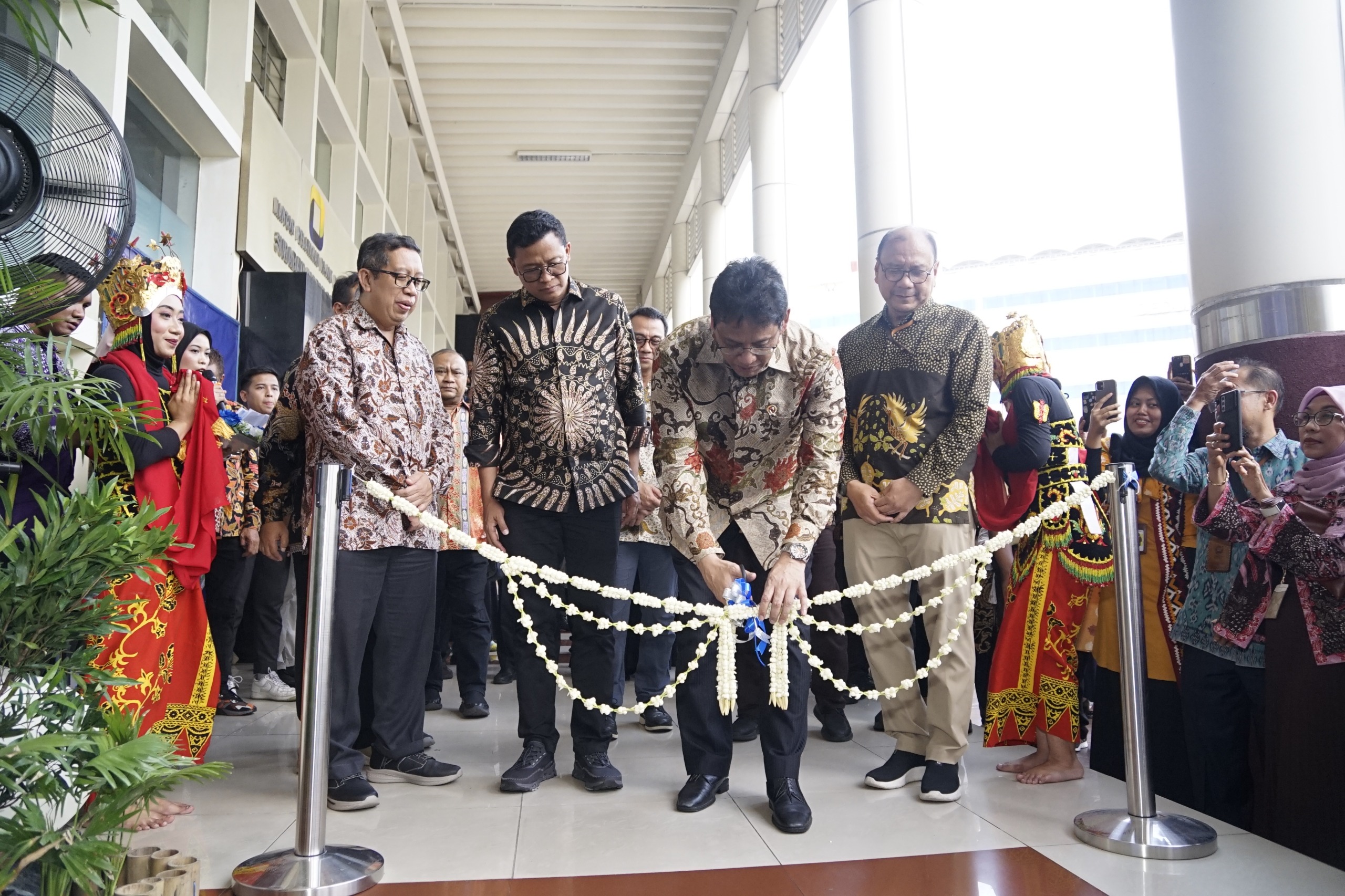 Menteri Keuangan RI Purbaya Yudhi Sadewa resmikan gedung baru KPP Pratama Surabaya