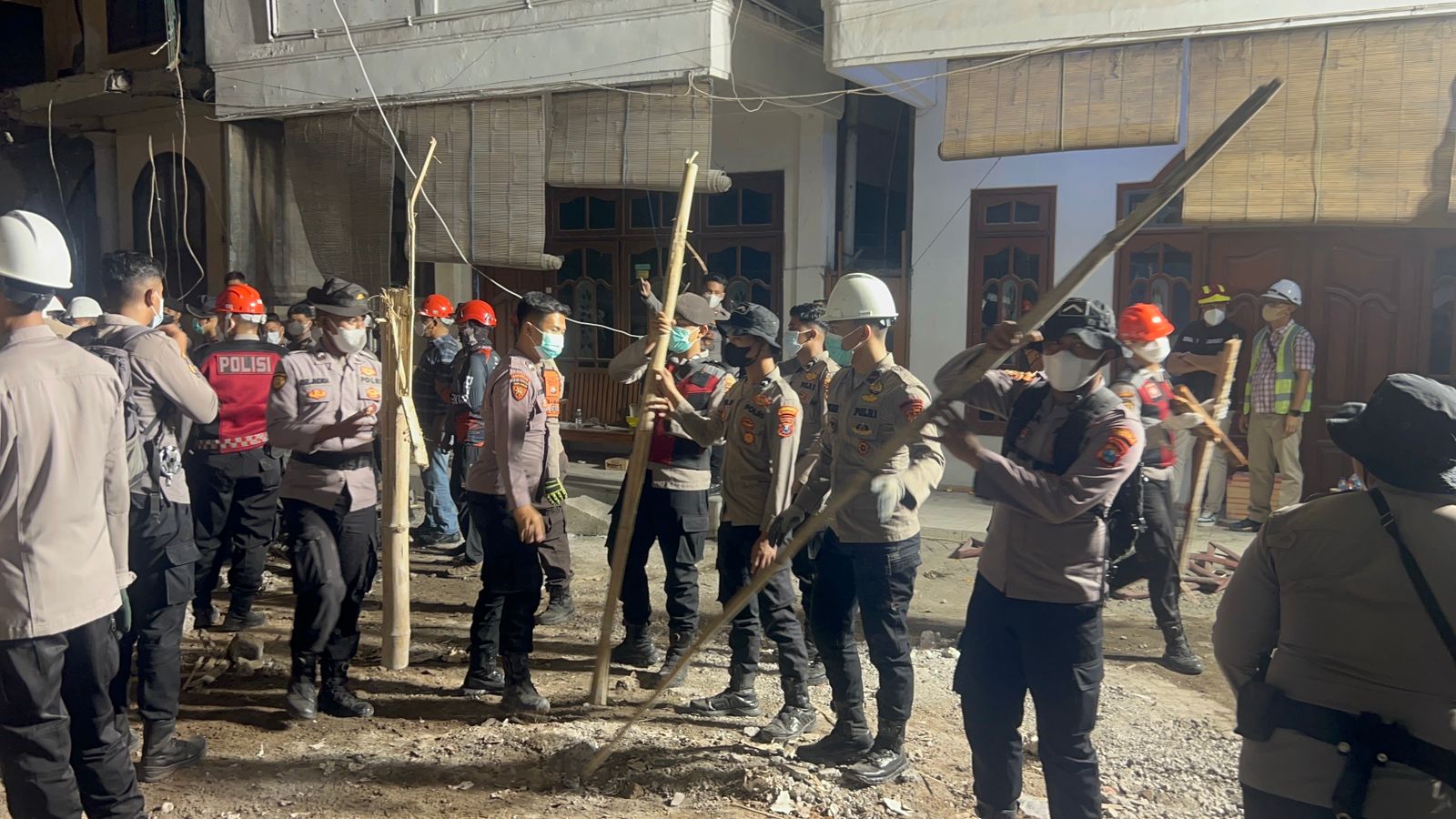 Polresta Sidoarjo evakuasi korban di reruntuhan bangunan Ponpes Al-Khoziny