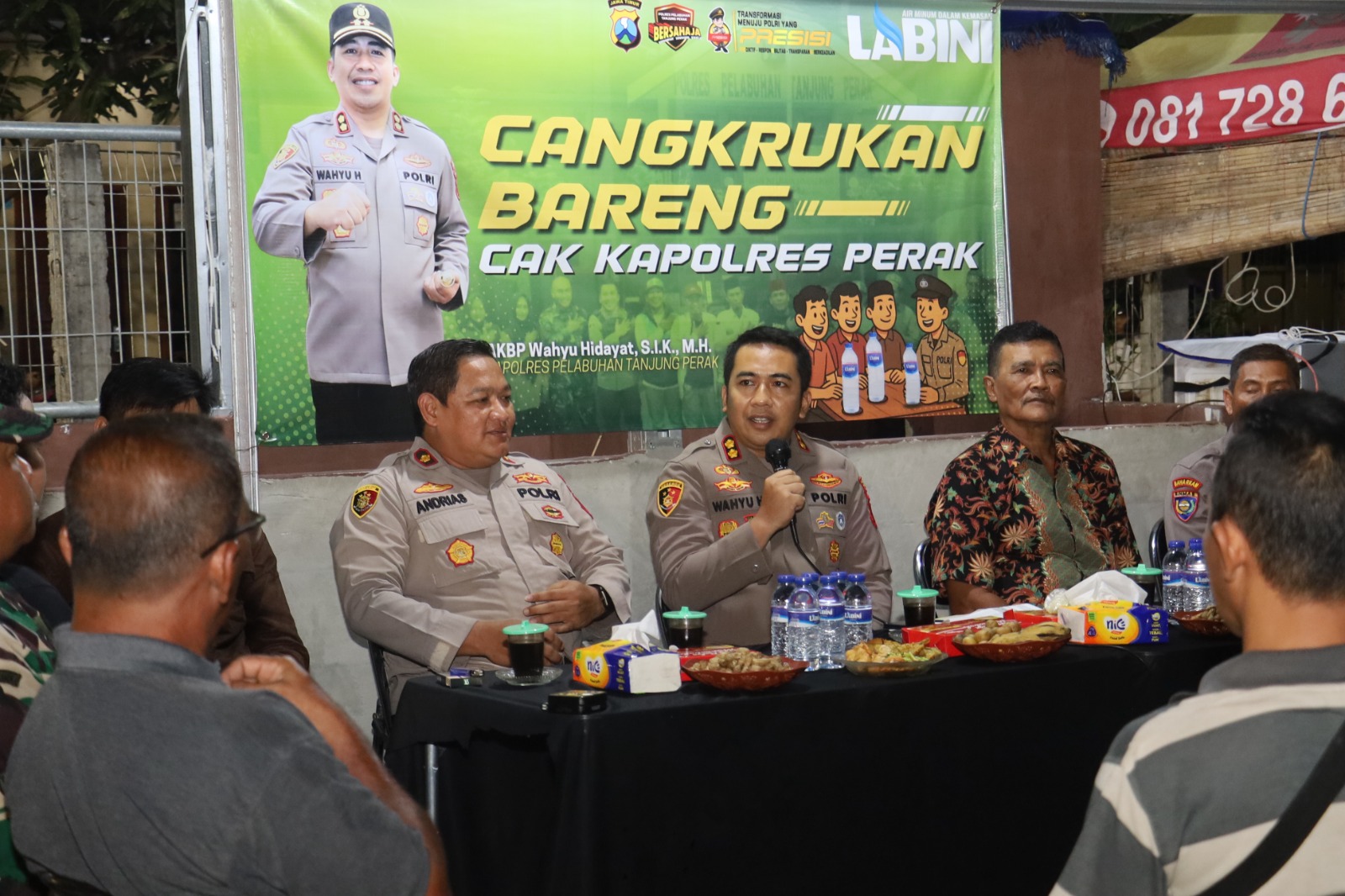 Kapolres Pelabuhan Tanjung Perak Surabaya AKBP Wahyu Hidayat gelar cangkrukan