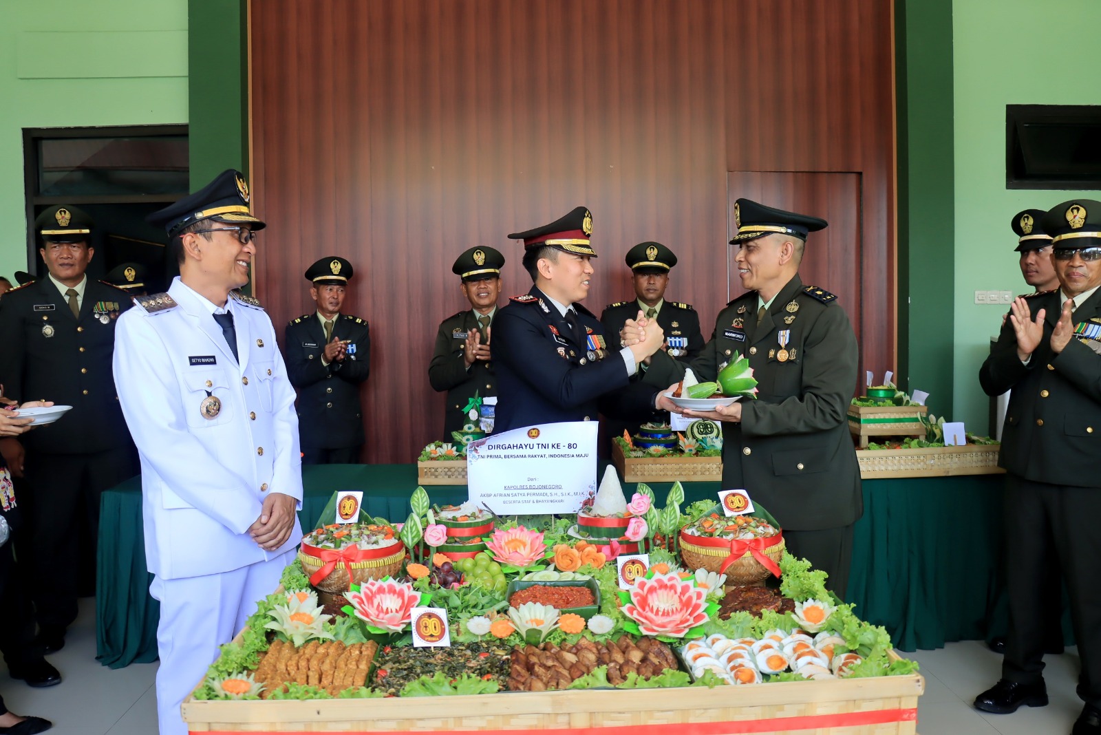 Kapolres Bojonegoro AKBP Afrian Satya Permadi saat hadiri upacara HUT TNI