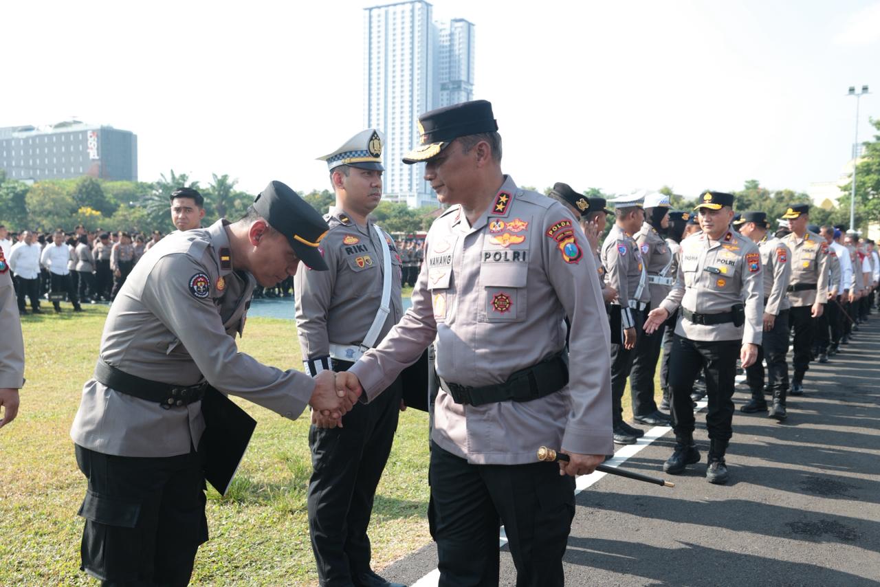 Kapolda Jatim Irjen Pol Drs. Nanang Avianto saat upacara KPLB