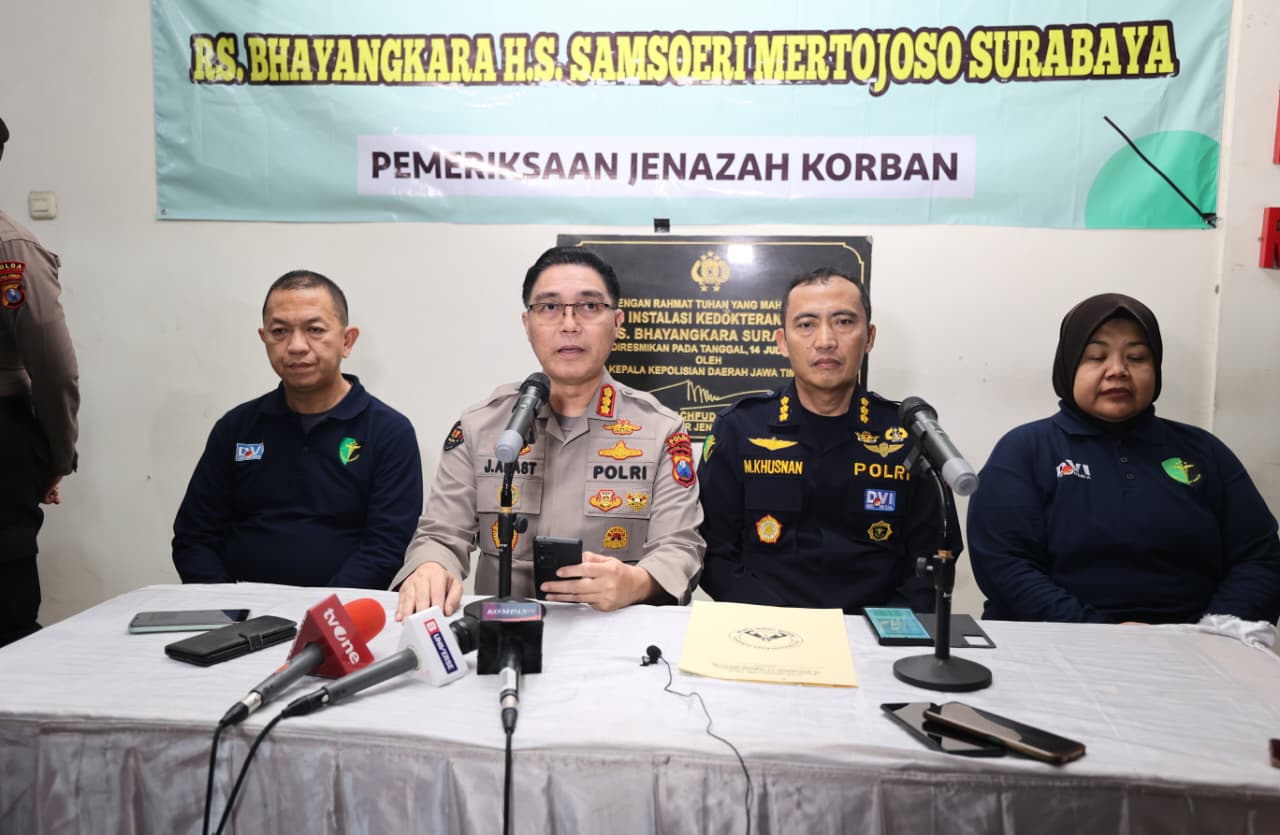 Kabid Humas Polda Jatim Kombespol Jules Abraham Abast didampingi Kabiddokkes Polda Jatim Kombespol Dr. dr. M. Khusnan Marzuki berikan keterangan
