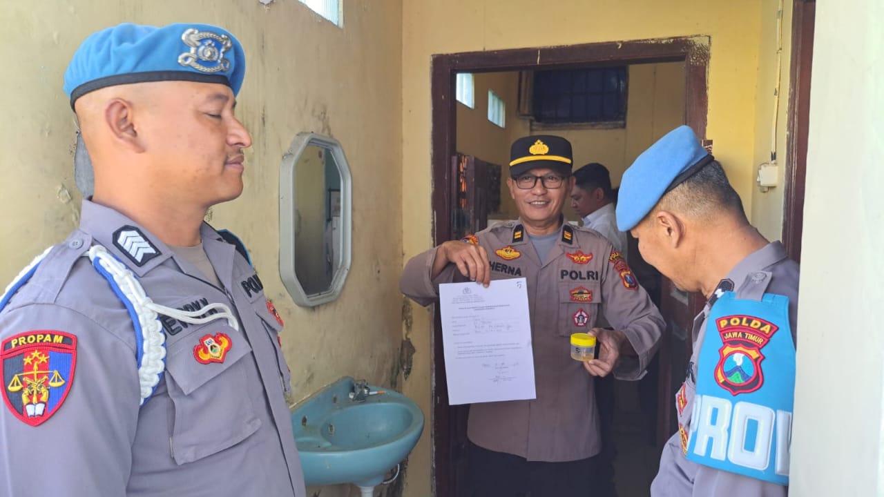 Bidpropam Polda Jatim lakukan tes urine