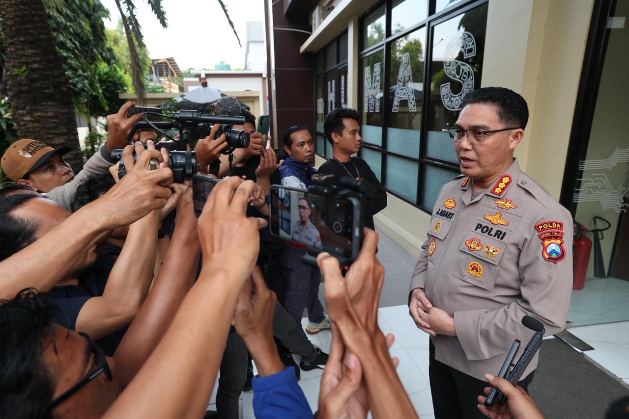 Kabid Humas Polda Jatim Kombespol Jules Abraham Abast berikan keterangan