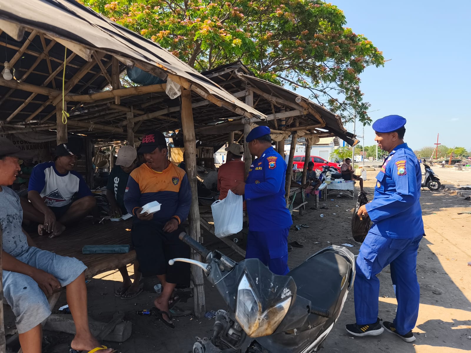 Polres Situbondo berbagi nasi bungkus ke nelayan