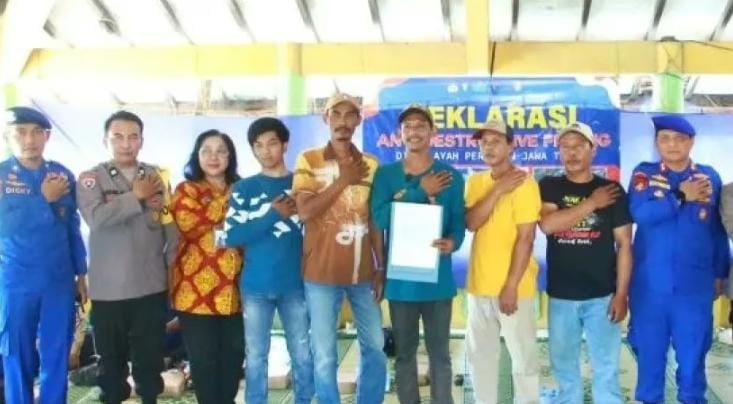 Ditpolairud Polda Jatim bersama para nelayan