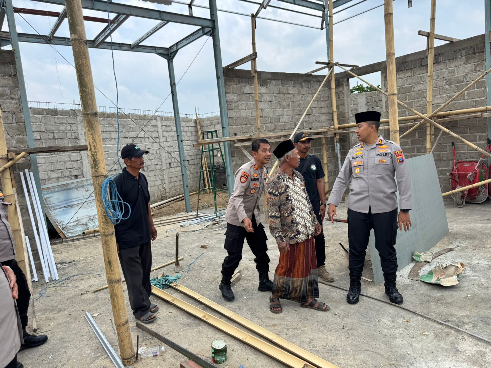 Kapolres Kediri AKBP Bramastyo Priaji tinjau pembangunan masjid Al-Huda