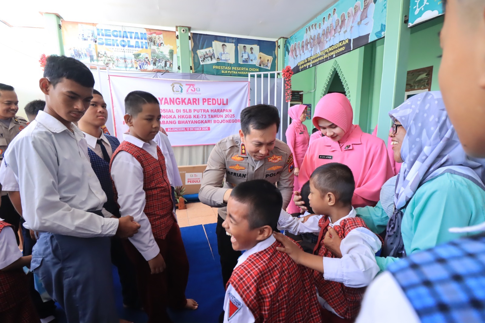 Kapolres Bojonegoro AKBP Afrian Satya Permadi saat gelar Baksos di SLB Putra Harapan