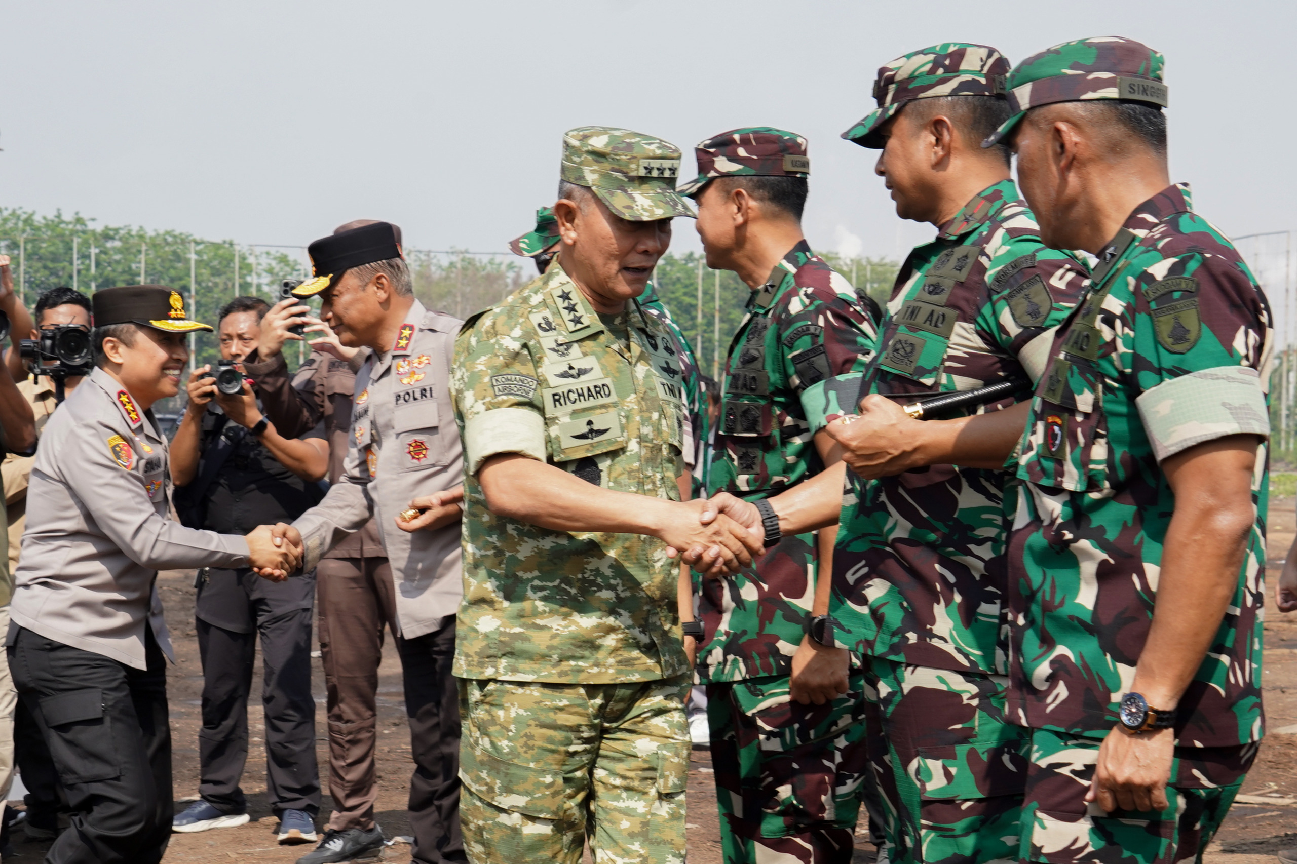 Danrem 084/BJ Brigjen TNI Danny Alkadrie dampingi kunker Kasum TNI Letjen TNI Richard Taruli H. Tampubolon di Pelabuhan Gresik
