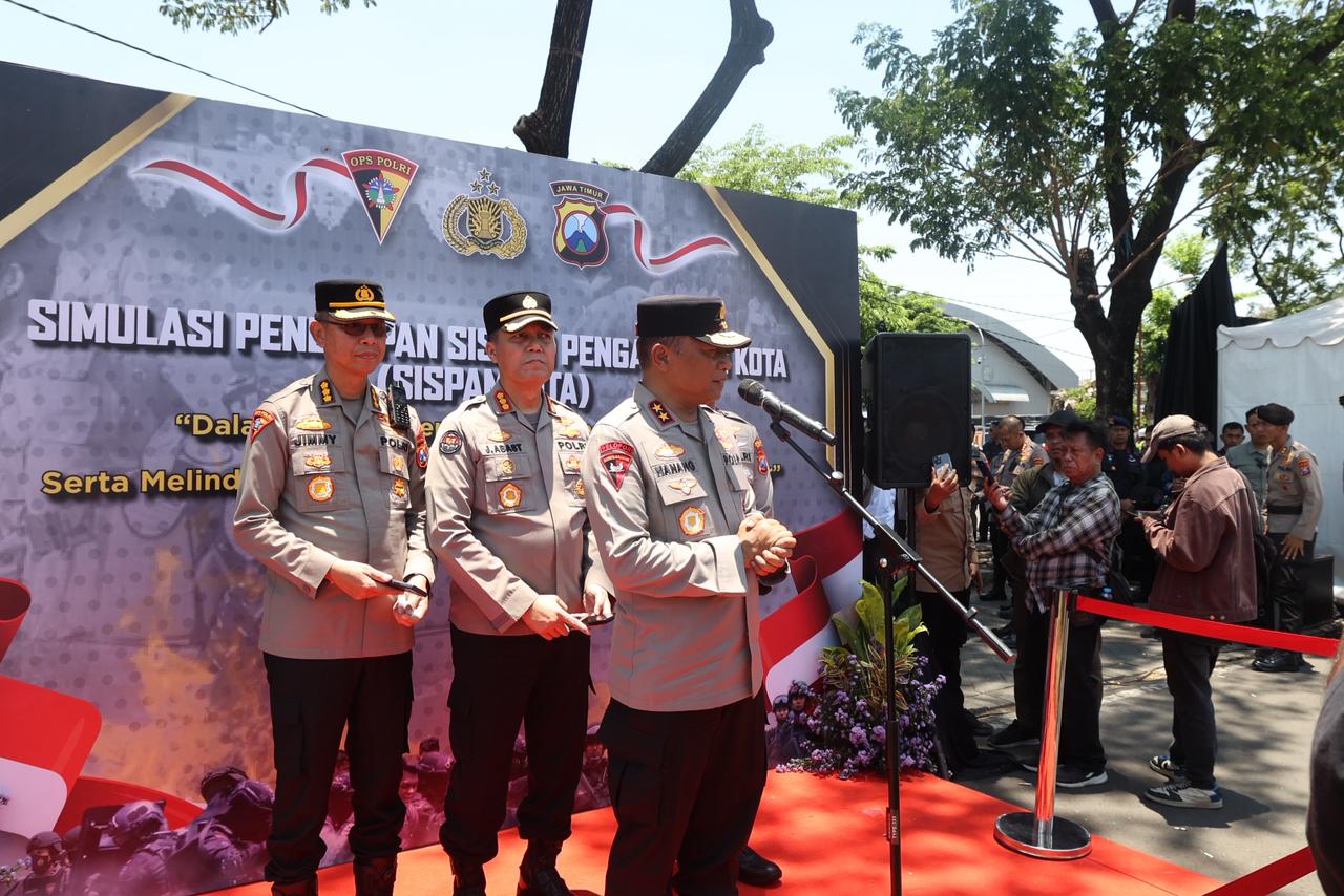 Kapolda Jatim Irjen Pol Drs. Nanang Avianto berikan keterangan