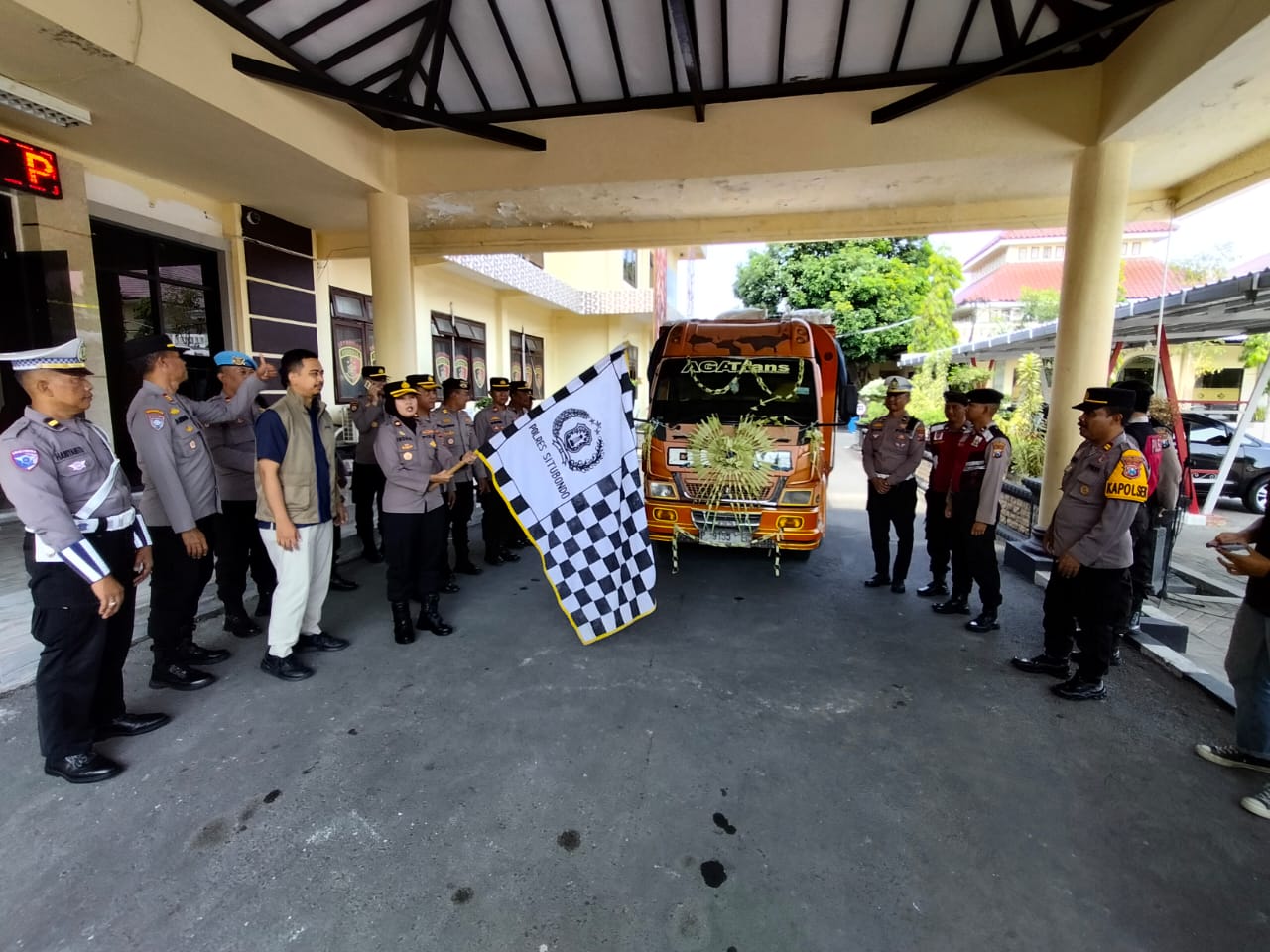 Wakapolres Situbondo Kompol Indah Citra Fitriani lepas jagung ke Bulog Bondowoso