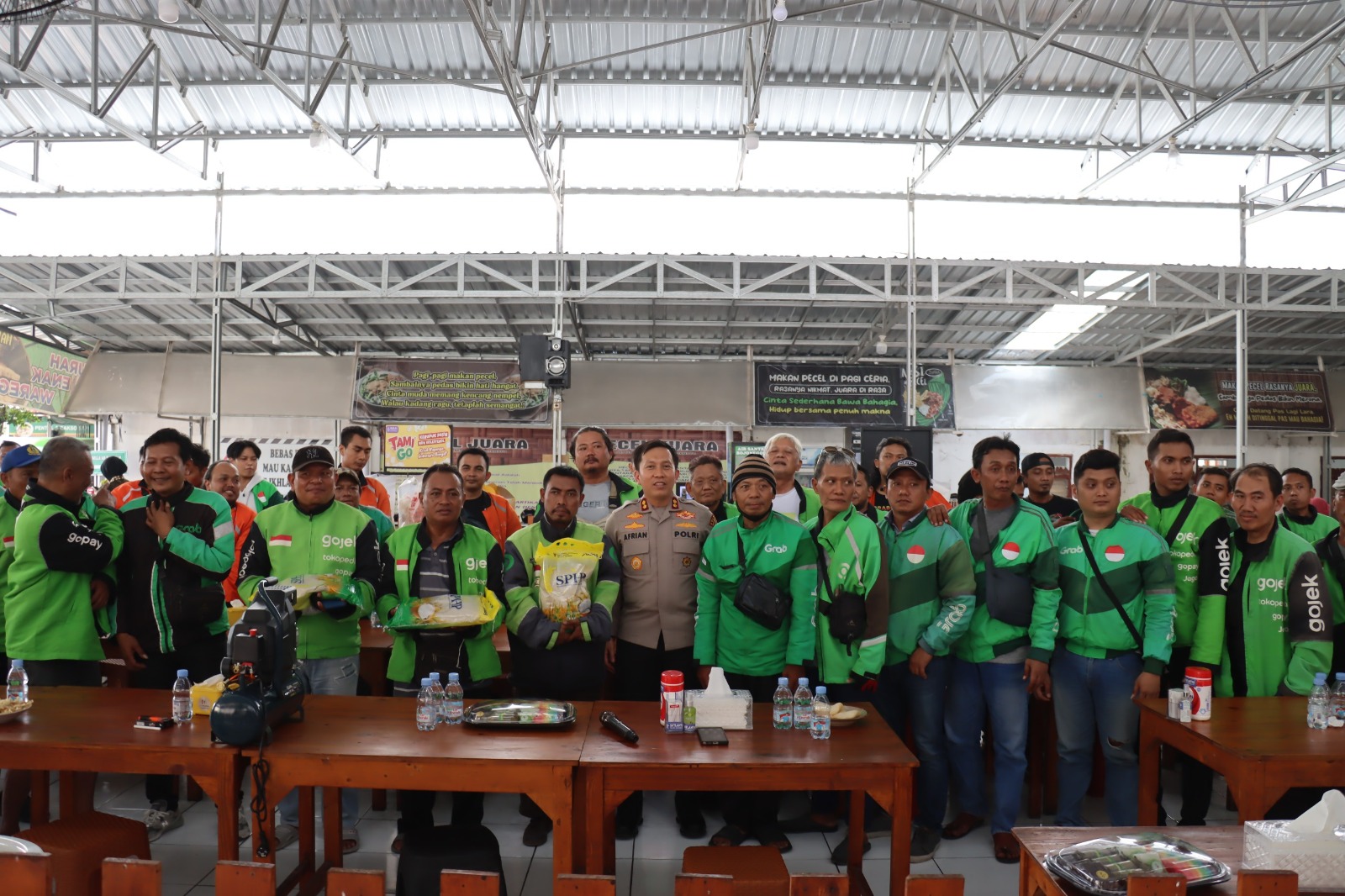 Kapolres Bojonegoro AKBP Afrian Satya Permadi bersama para ojol