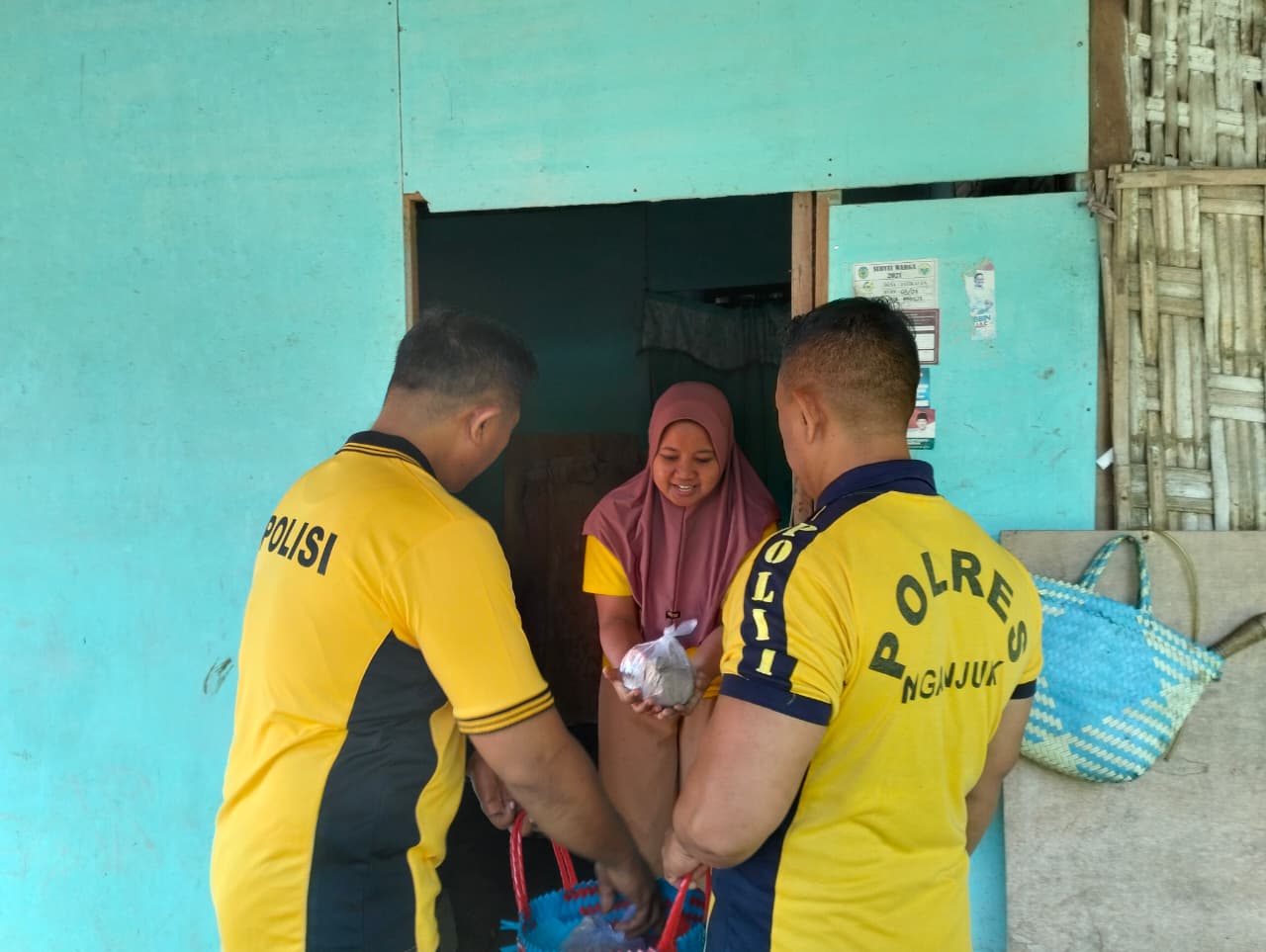 Polsek Jatikalen bagikan nasi bungkus