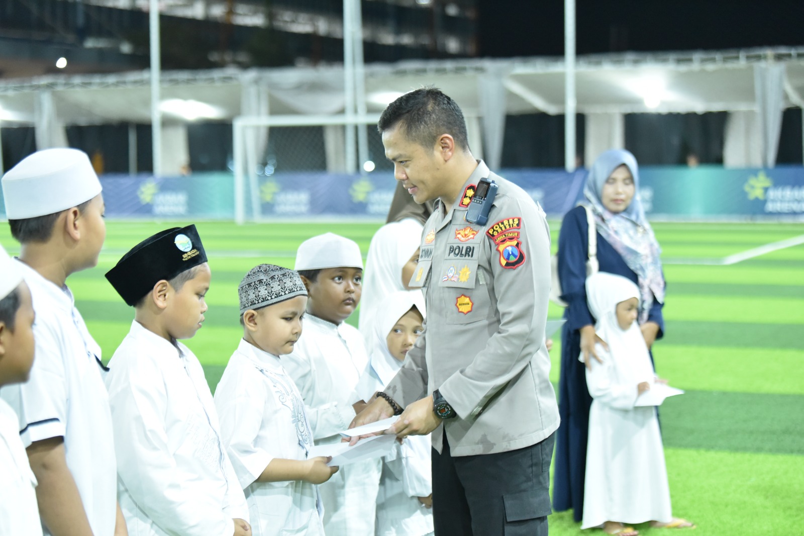 Kapolres Gresik AKBP Rovan Richard Mahenu santuni anak yatim