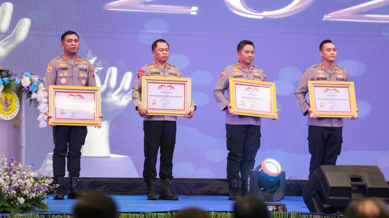Kapolresta Sidoarjo Kombespol Christian Tobing terima penghargaan di Kompolnas Award 2025